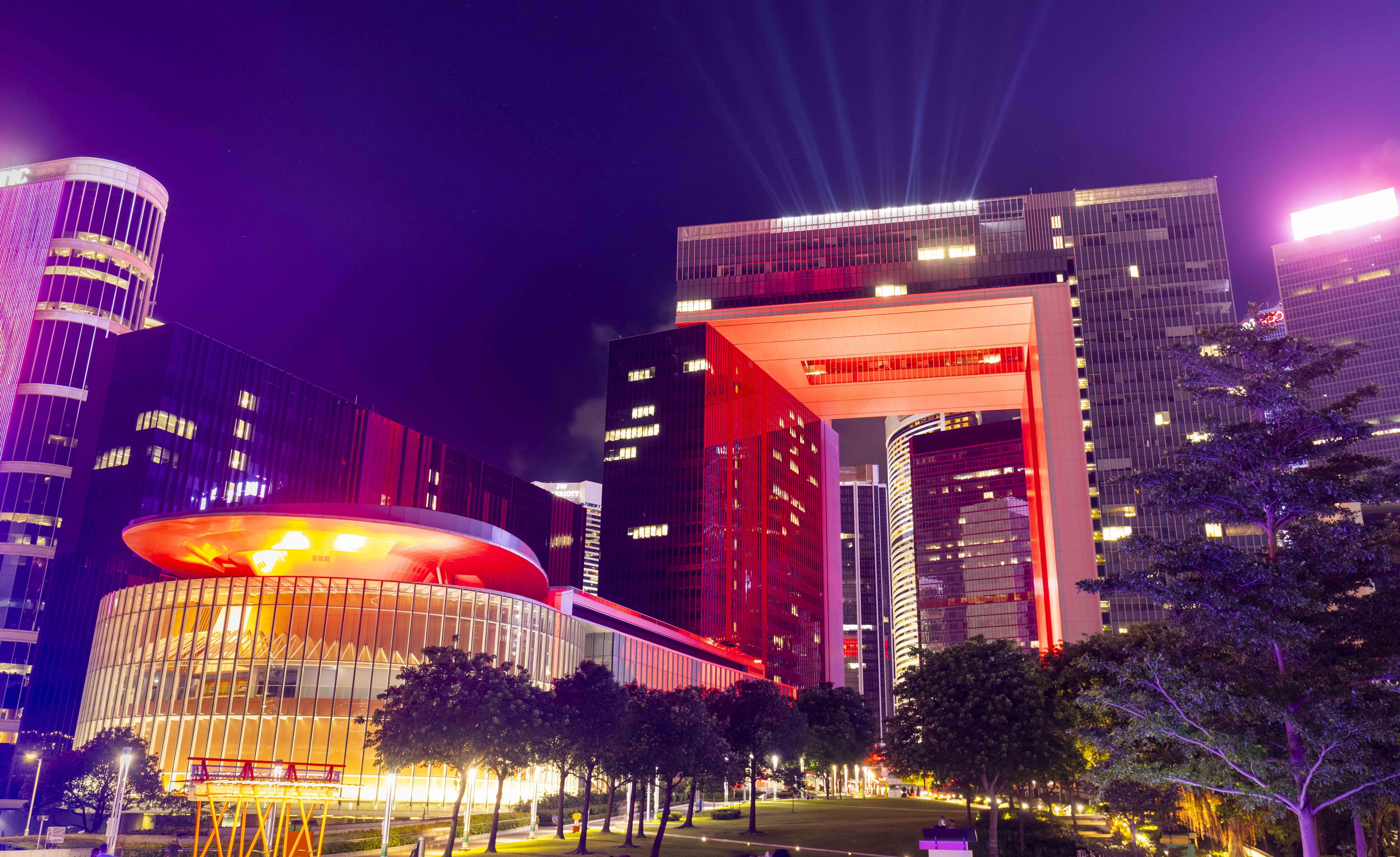 政府總部外牆及立法會大樓天台以LED外牆燈營造獨特光影效果,饒富層次的燈效照亮維港海傍。