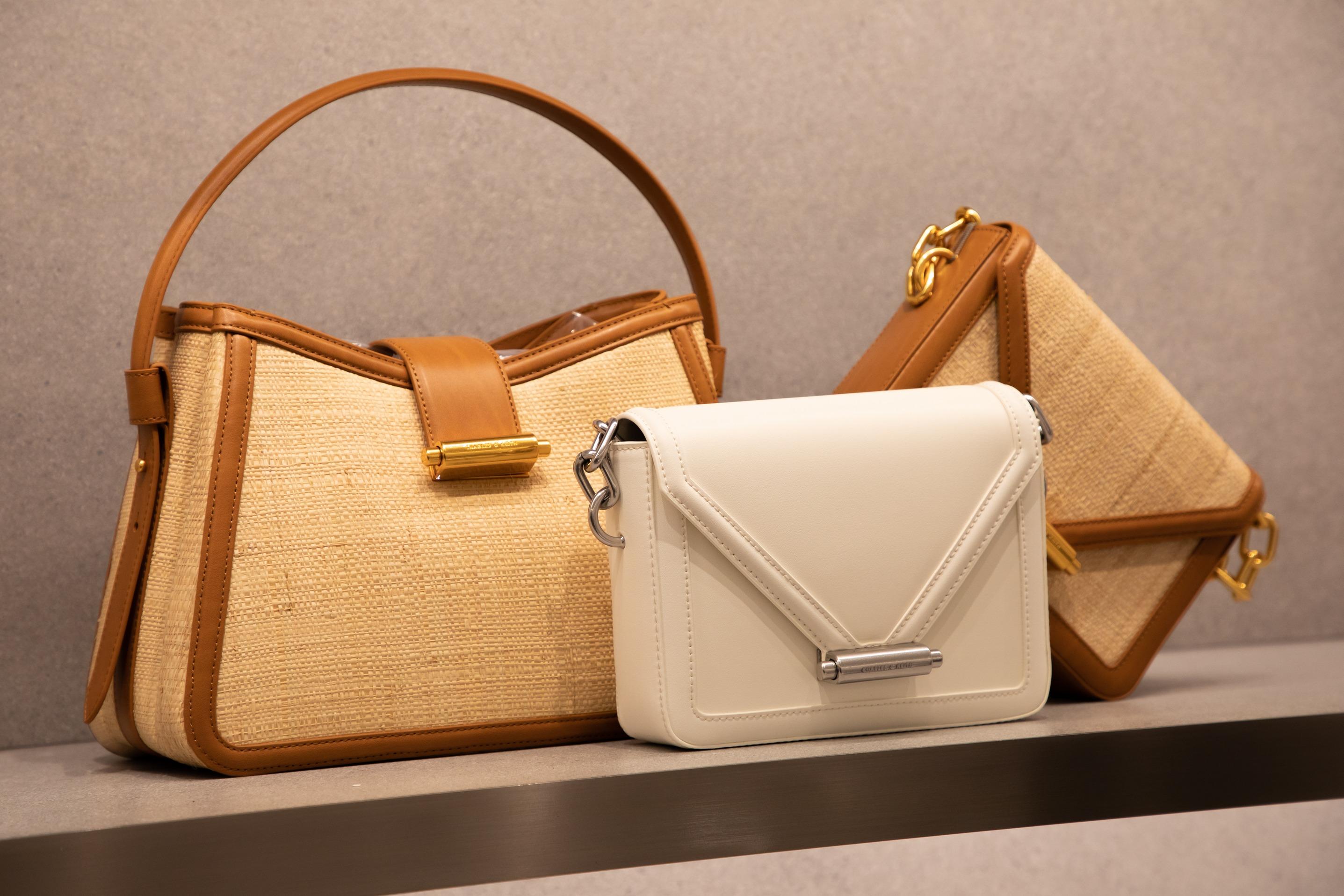 品牌的新系列加入藤織元素,同樣充滿夏日氣息。