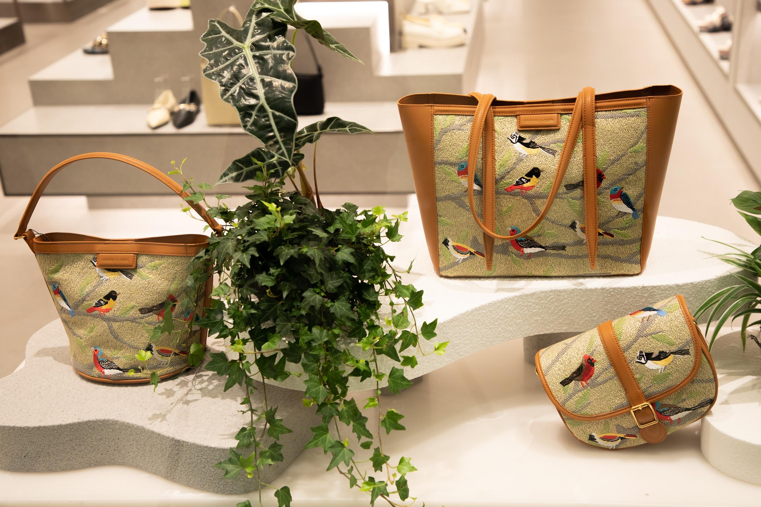 Flora手袋系列。