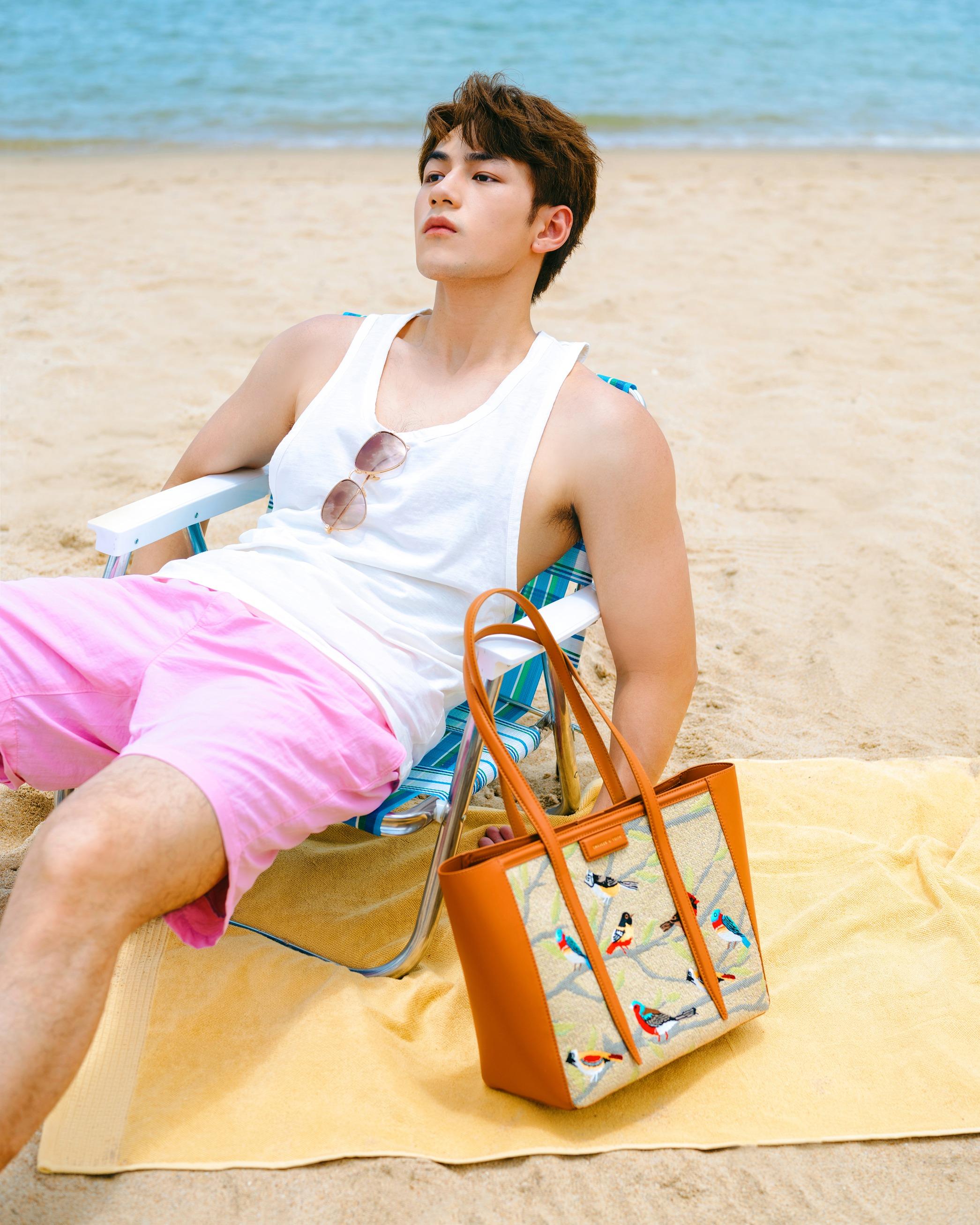 Jeffrey早前為Flora系列拍攝硬照。