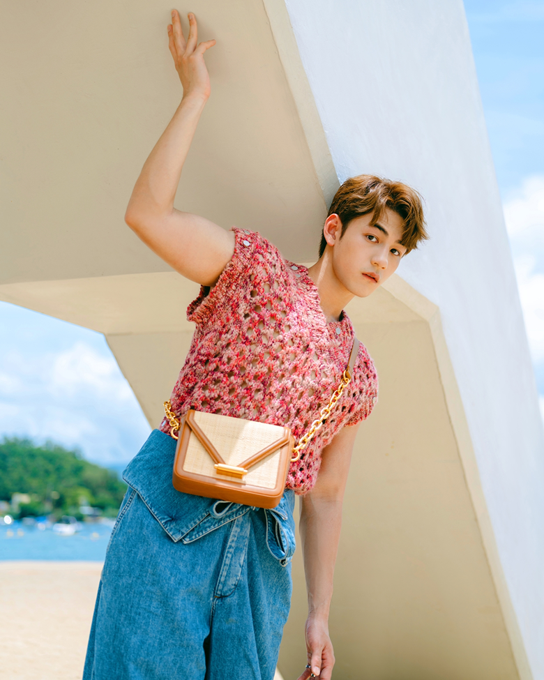 Jeffrey早前為Flora系列拍攝硬照。