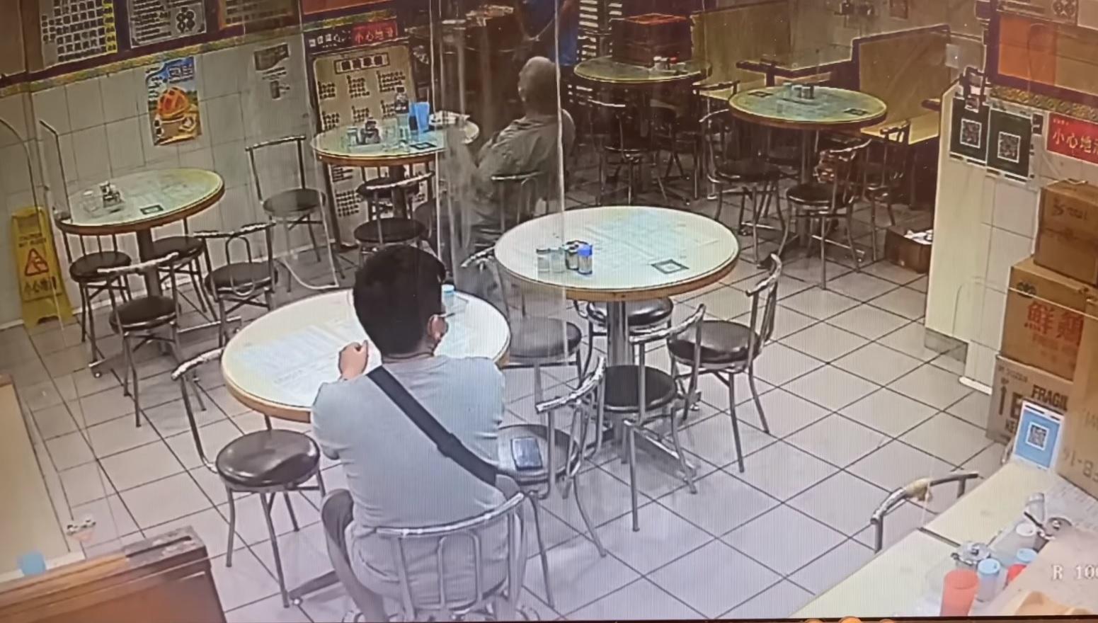 坐下來後到處張望