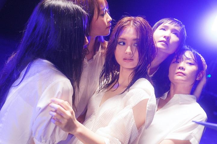 Cath特地找肢體老師指導,在《世界以痛吻我而我歌唱》MV中擺出透人甫士。