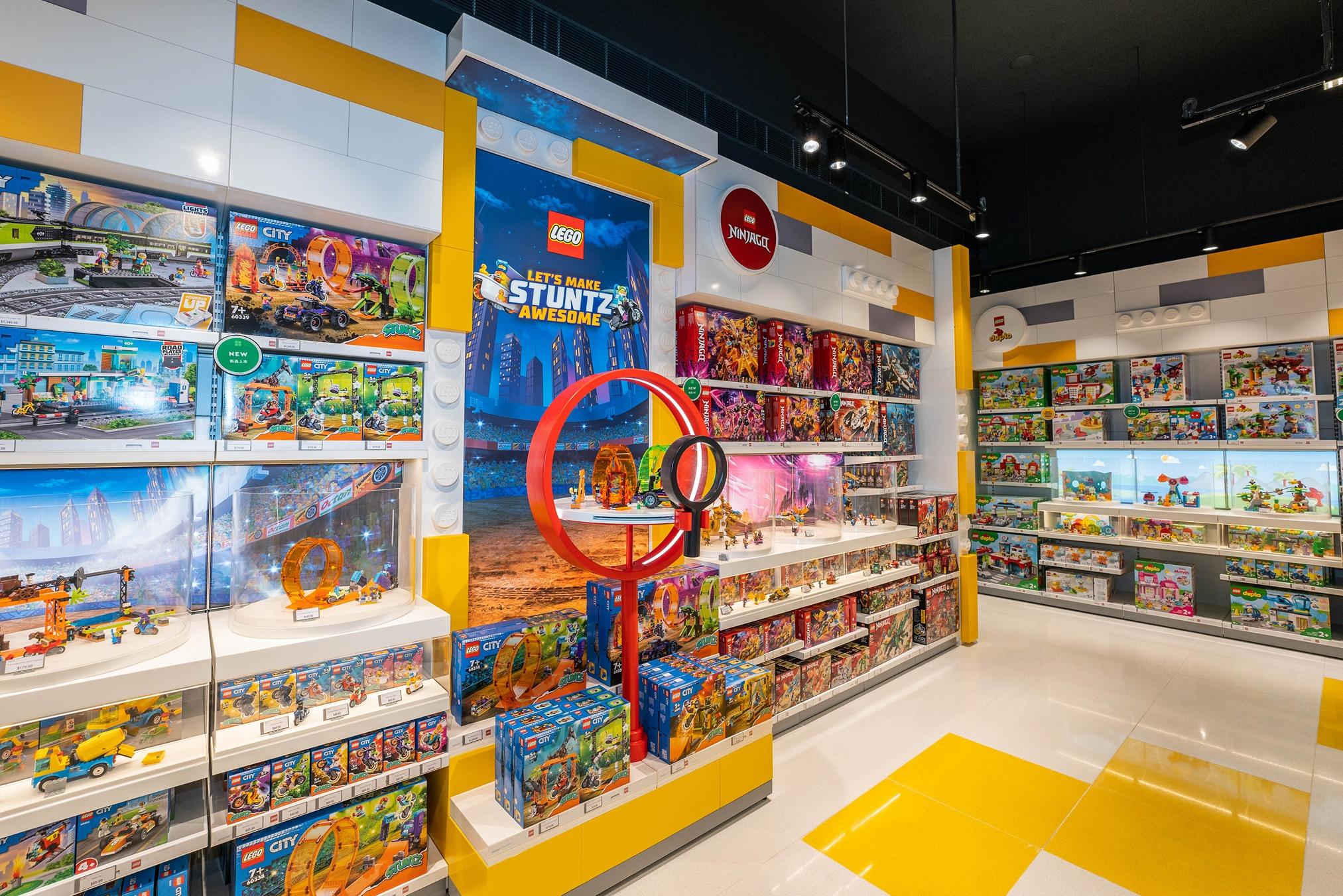 全新設計的圓形新品展示台,讓大家可以360度零死角觀賞LEGO作品,紅色焦點展示台更設有放大鏡,讓大家發掘不同套裝的細節位。