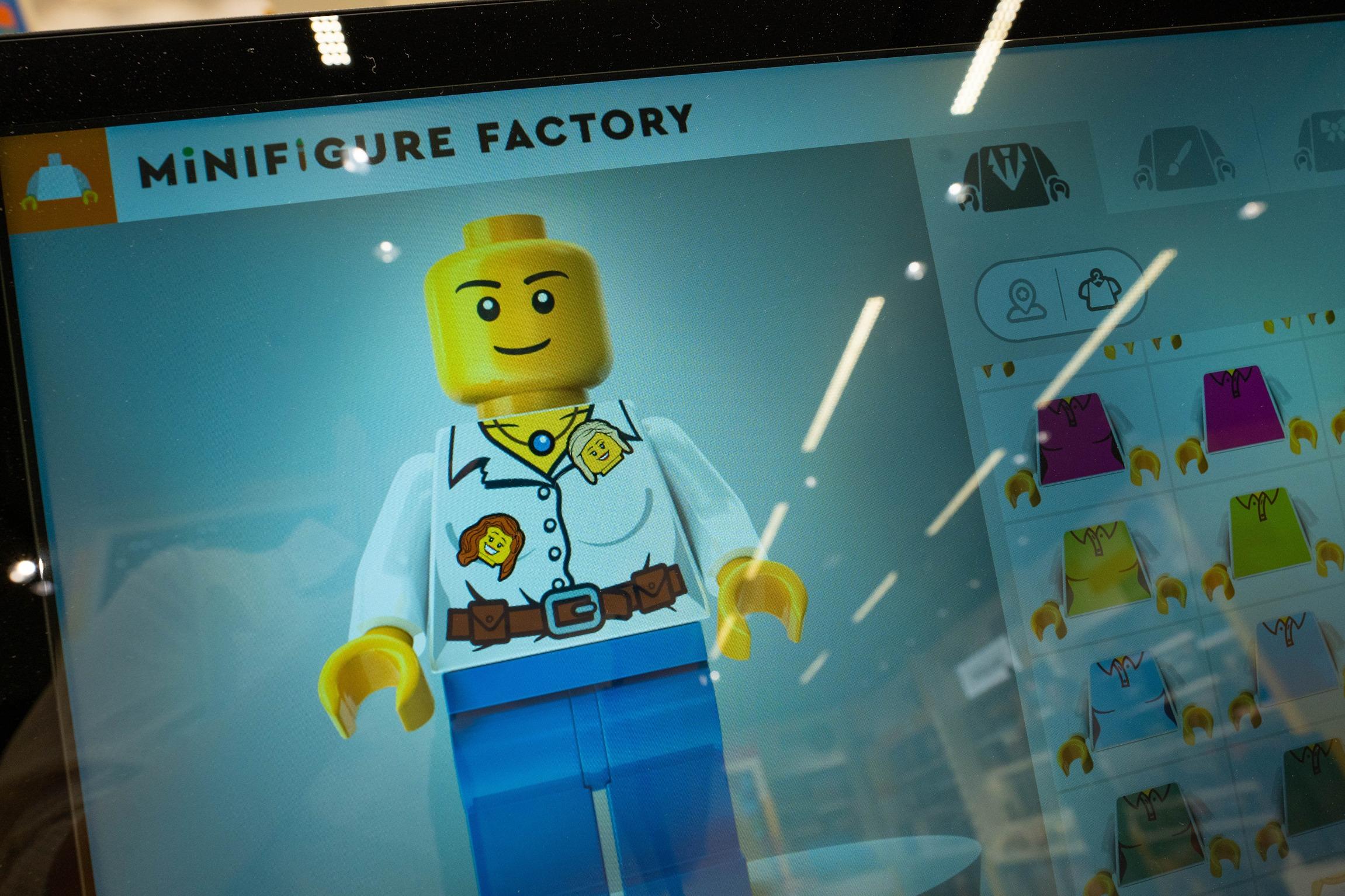 客人先透過電腦設計LEGO人仔的上身服,並加上文字或貼圖。