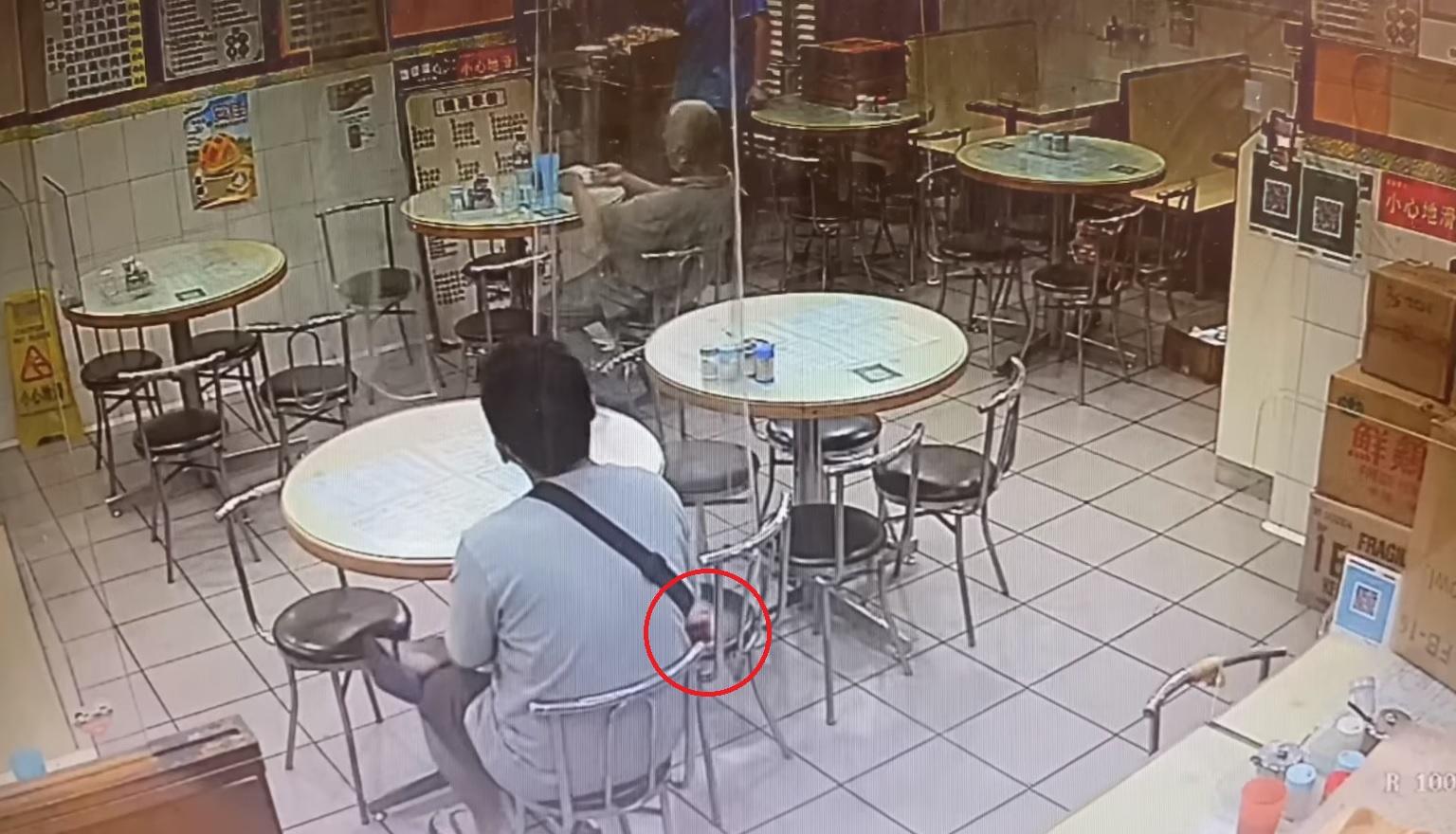 不久後灰衫男子伸手取去電話