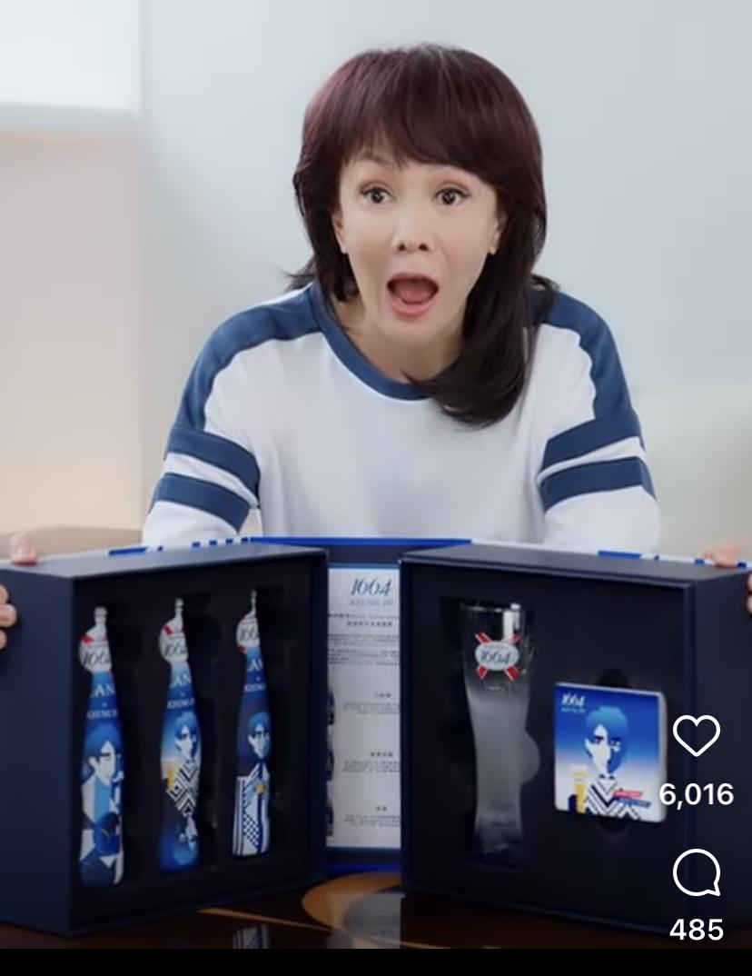 Do姐拆禮盒時雀躍興奮。