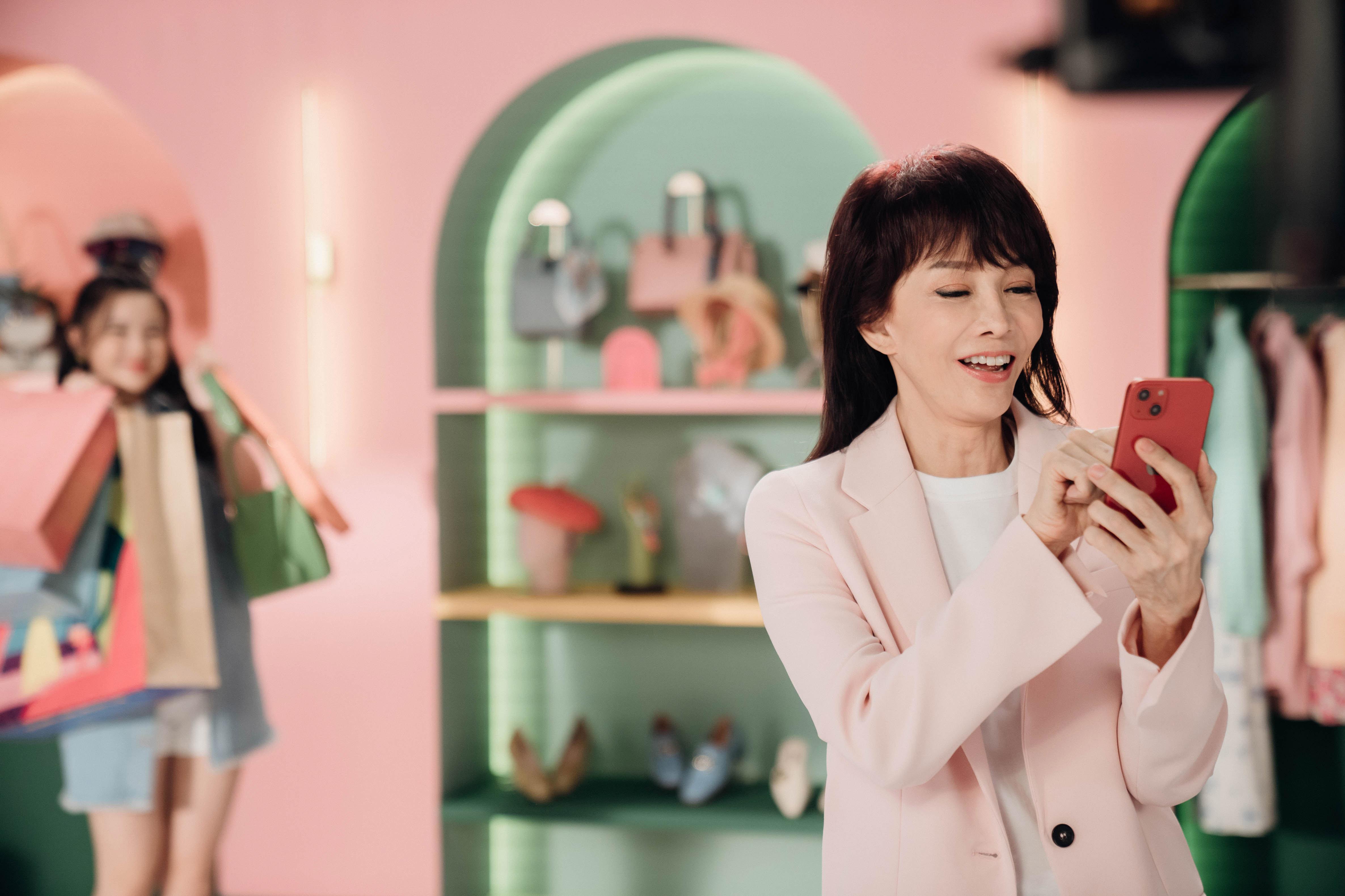 透過BoC Pay登記領取消費券,可享港幣100元「轉會現金賞」及超過港幣15,000元商戶優惠。