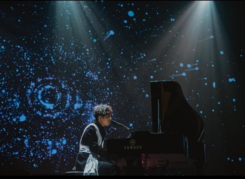 古巨基被Edan在去年MIRROR演唱會自彈自唱《E先生連環不幸事件》的表演吸引。