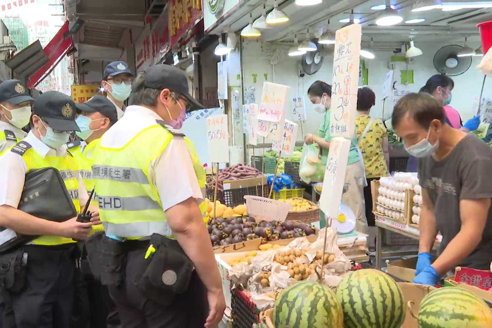 食環署提醒店鋪負責人,切勿非法擴展營業範圍及阻塞通道。(政府新聞處)