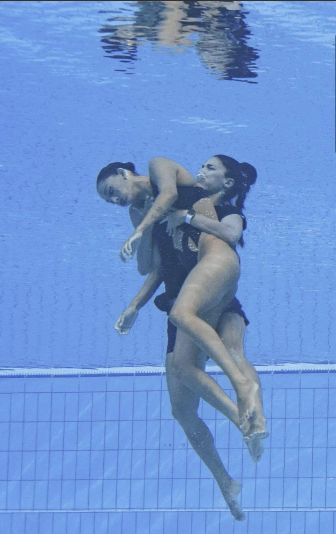 Anita Alvarez教練從池中將她救回。(網上圖片)