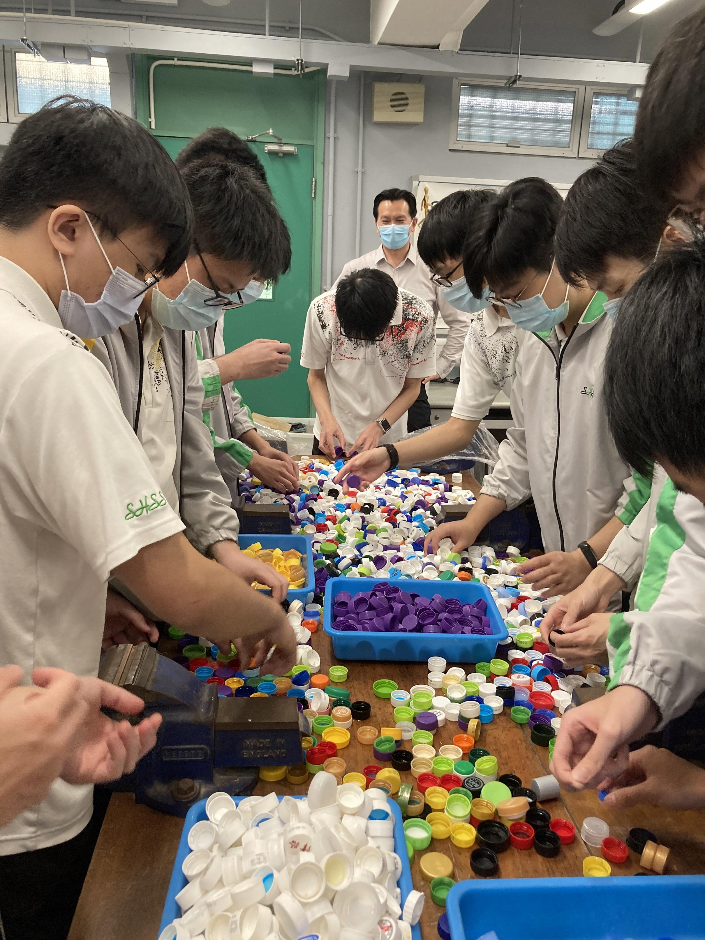 調查255人每周平均耗639個膠樽 逾一成人每周耗6至9個 6.7%人10個或以上