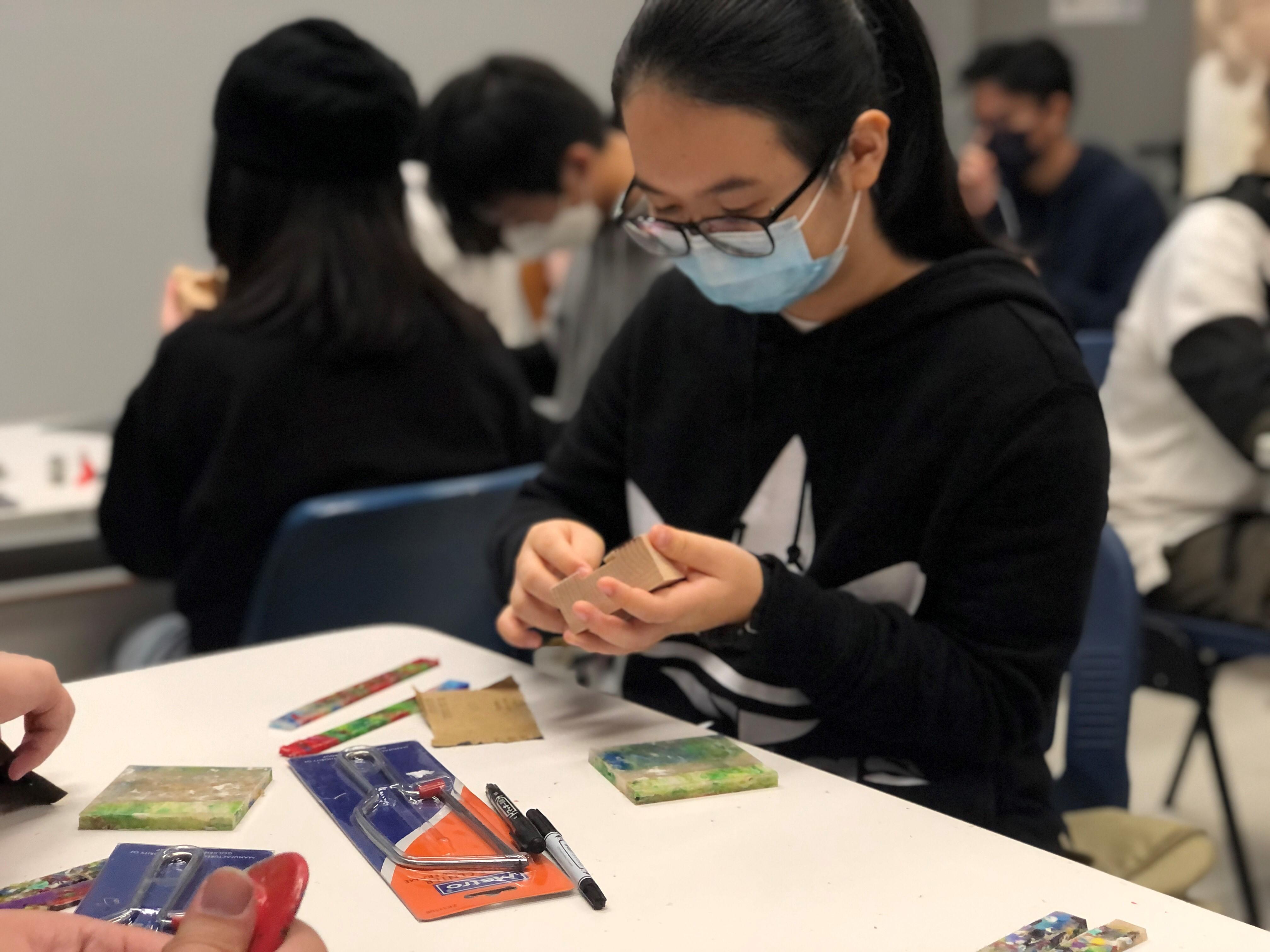 調查255人每周平均耗639個膠樽 逾一成人每周耗6至9個 6.7%人10個或以上