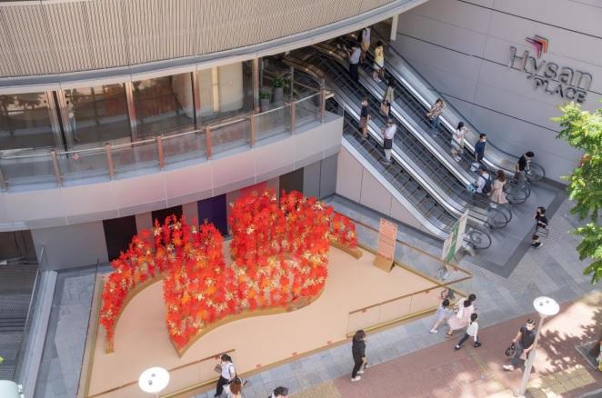 展品重高處觀看可見充滿動感的「25」線條。