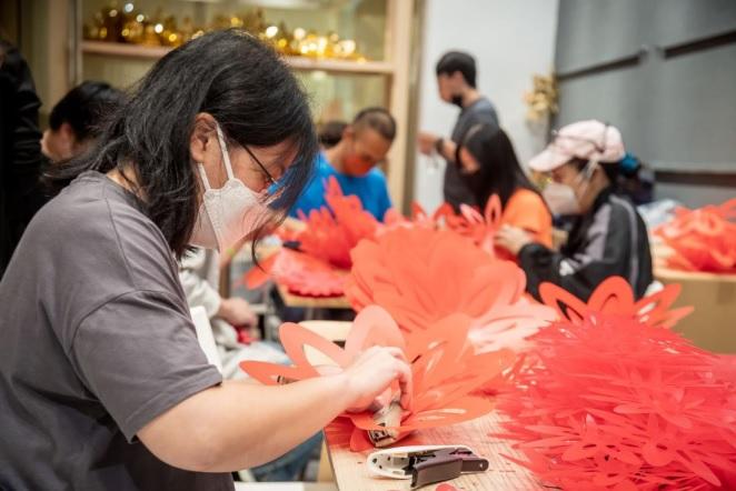 5,000 朵「利園花」由來自香港專業教育學院(觀塘)和富領袖網絡的香港年輕新一代,與非牟利機構女布社的基層婦女,以一雙手推動本地製作。