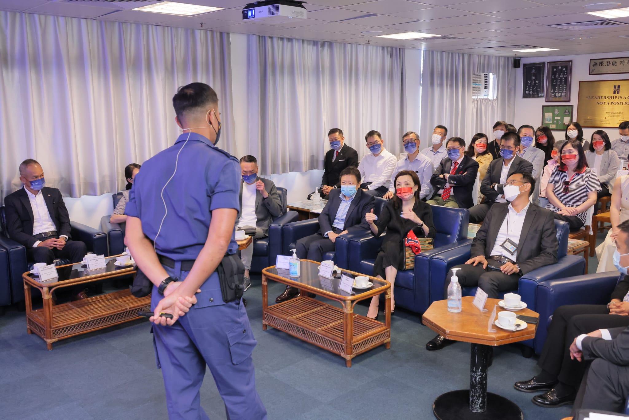 監警會赴警察機動部隊總部 主席:警隊積極落實會方提出的52項改善建議