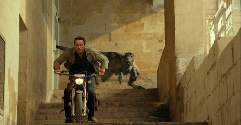 今集恐龍走出努布拉島,與基斯柏特在鬧市追逐。