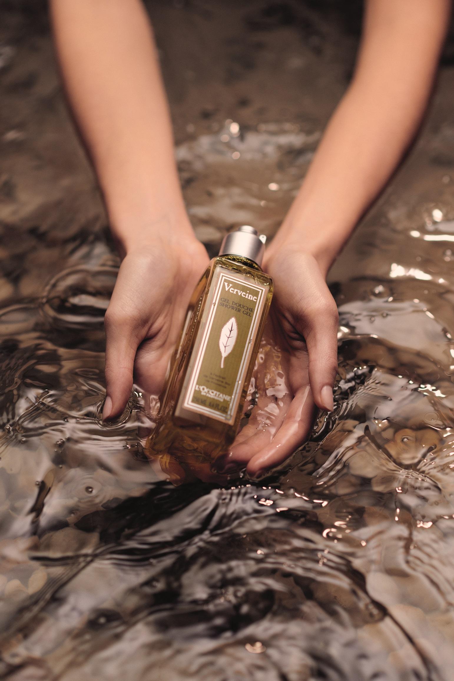 2022夏日限量版 薄荷馬鞭草去角質沐浴啫喱 $180/250ml 清新的去角質沐浴啫喱,能溫和地去除老廢角質,肌膚回復清爽幼滑。