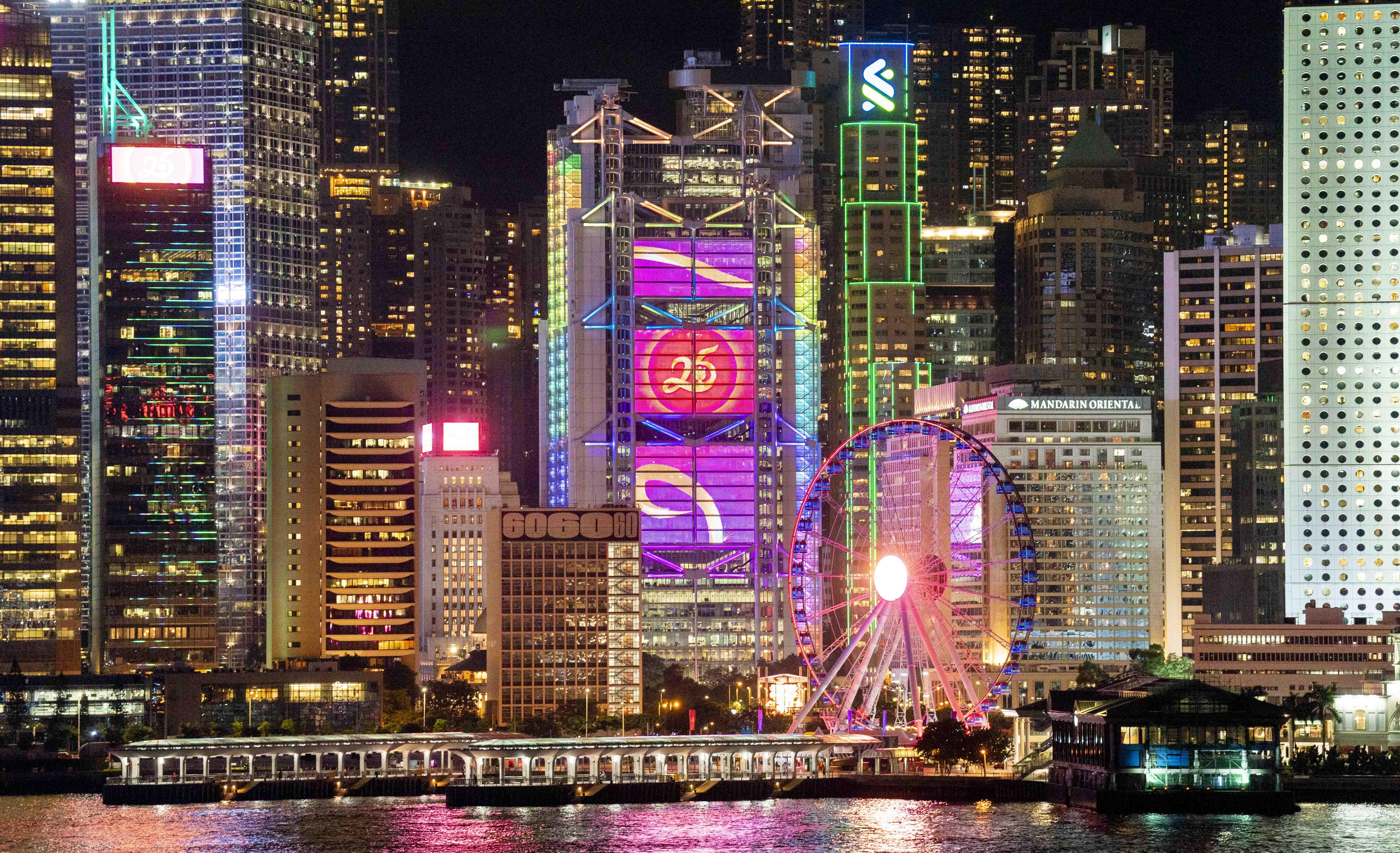 特別為匯演編排的交響樂起伏跌宕,融入維港兩岸大廈的燈效及19幢大廈的 LED屏幕和幕牆,同步展示25周年的祝賀訊息,及象徵香港成就、活力及文化的影像。