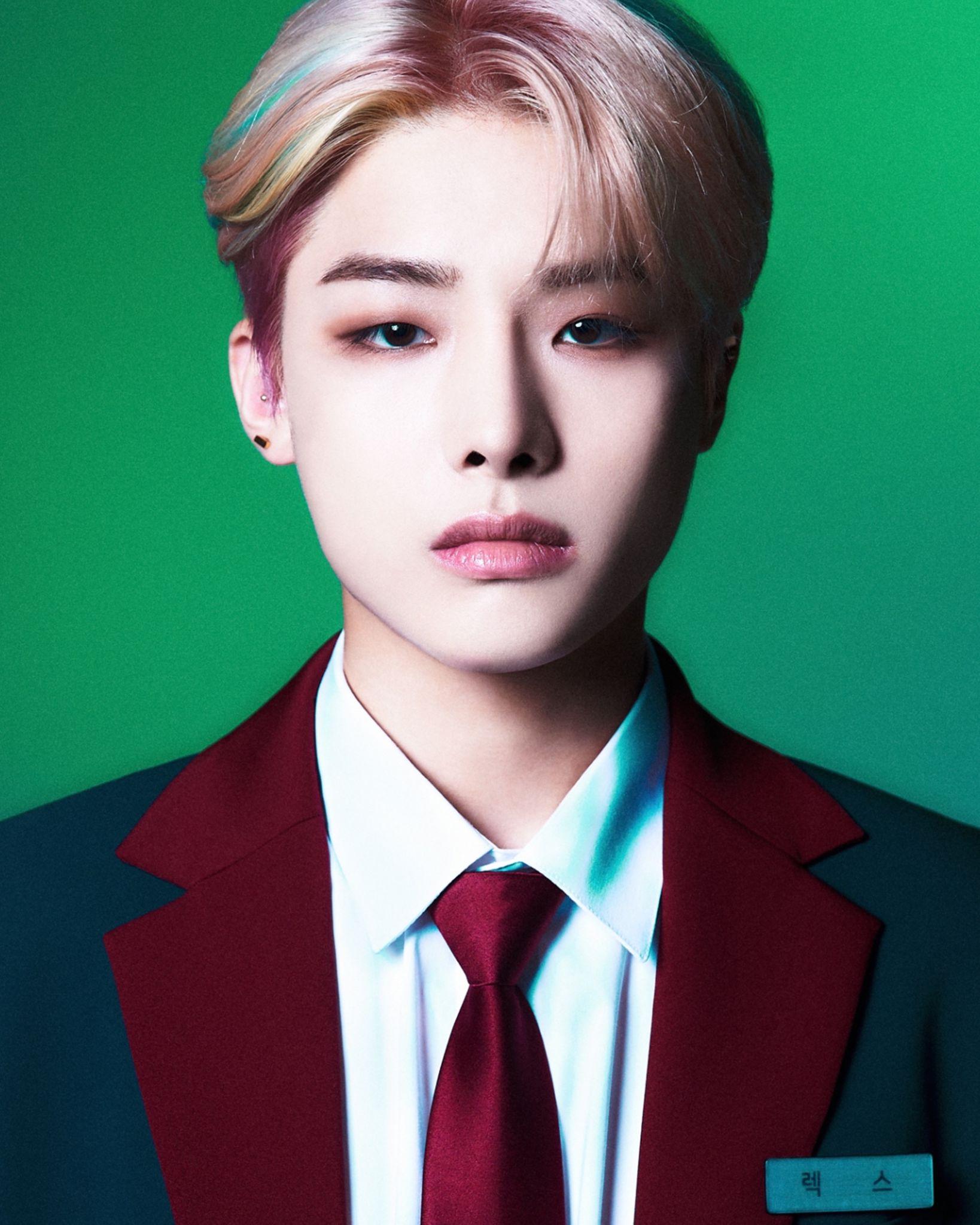 站在C位的趙鬥顯LEX,曾參加韓國選秀節目《LOUD》。