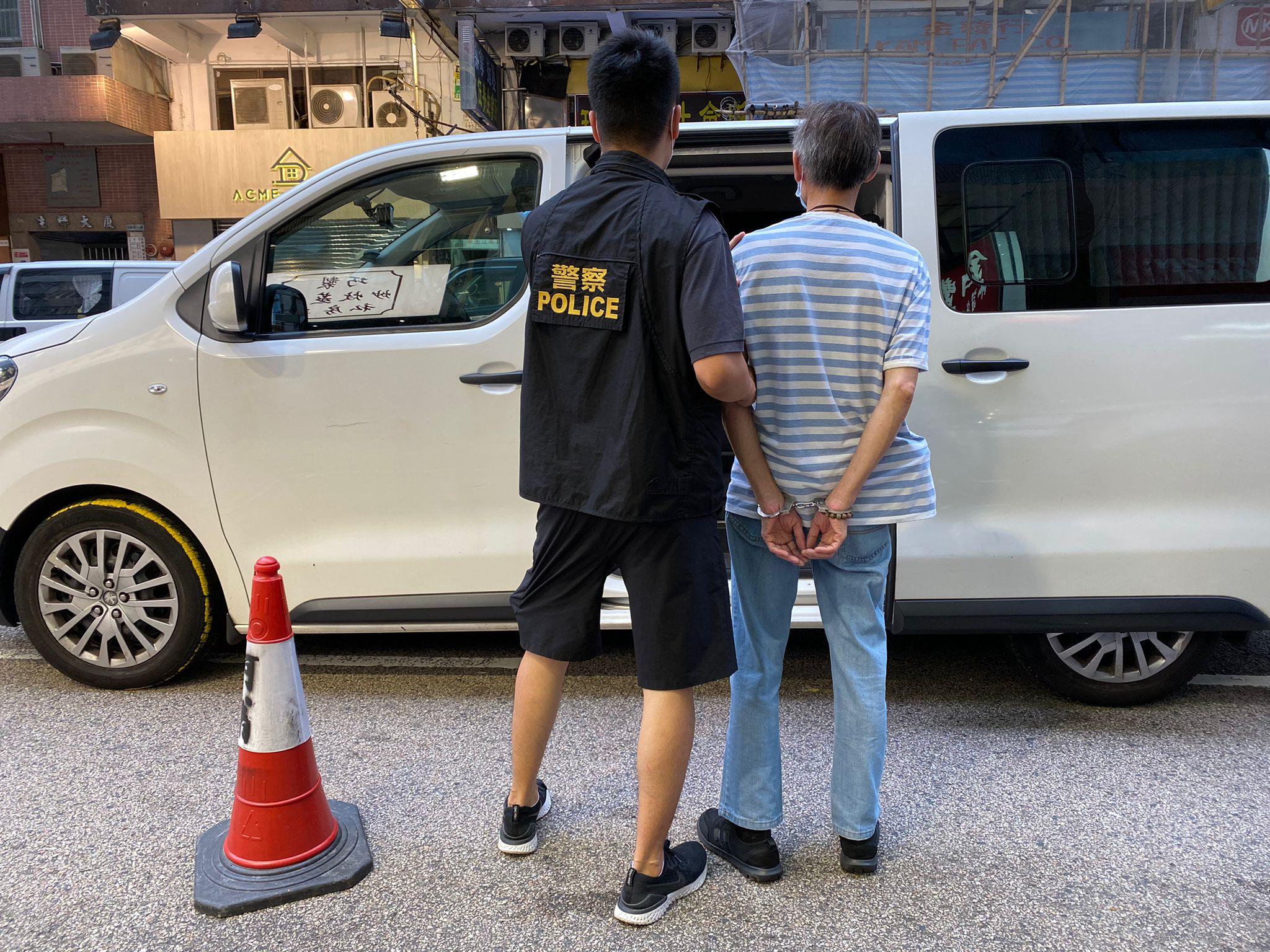 警方昨午旺角掃黃搗兩淫窟 拘兩男檢數簿避孕套