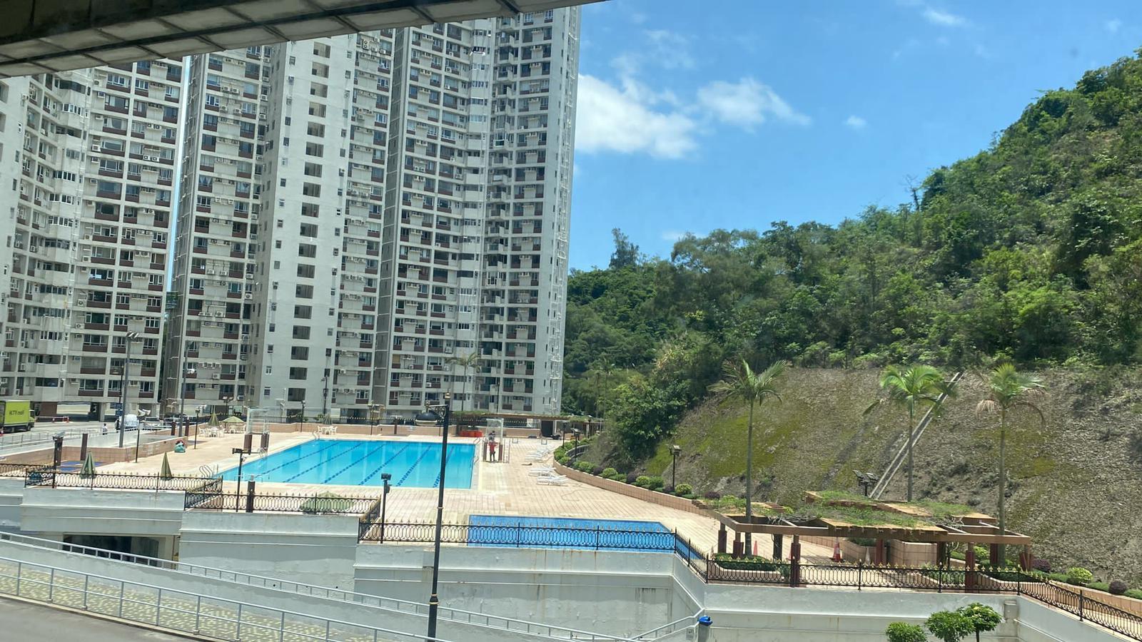 雖然單位位處低層,但無損景觀開揚度,主要望泳池景和山景。