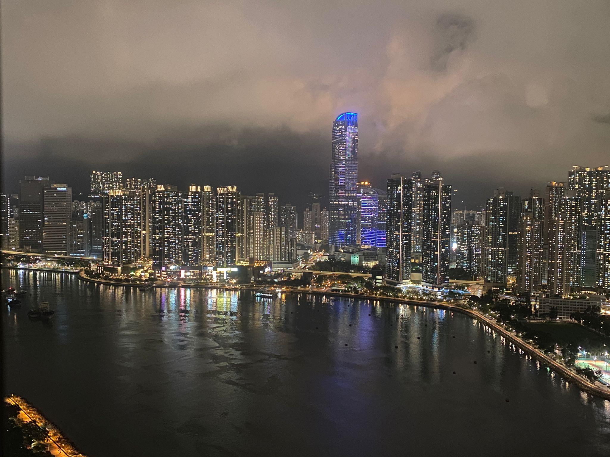 晚上的藍巴勒海峽景致,漂亮璀璨。(代理提供之相片)