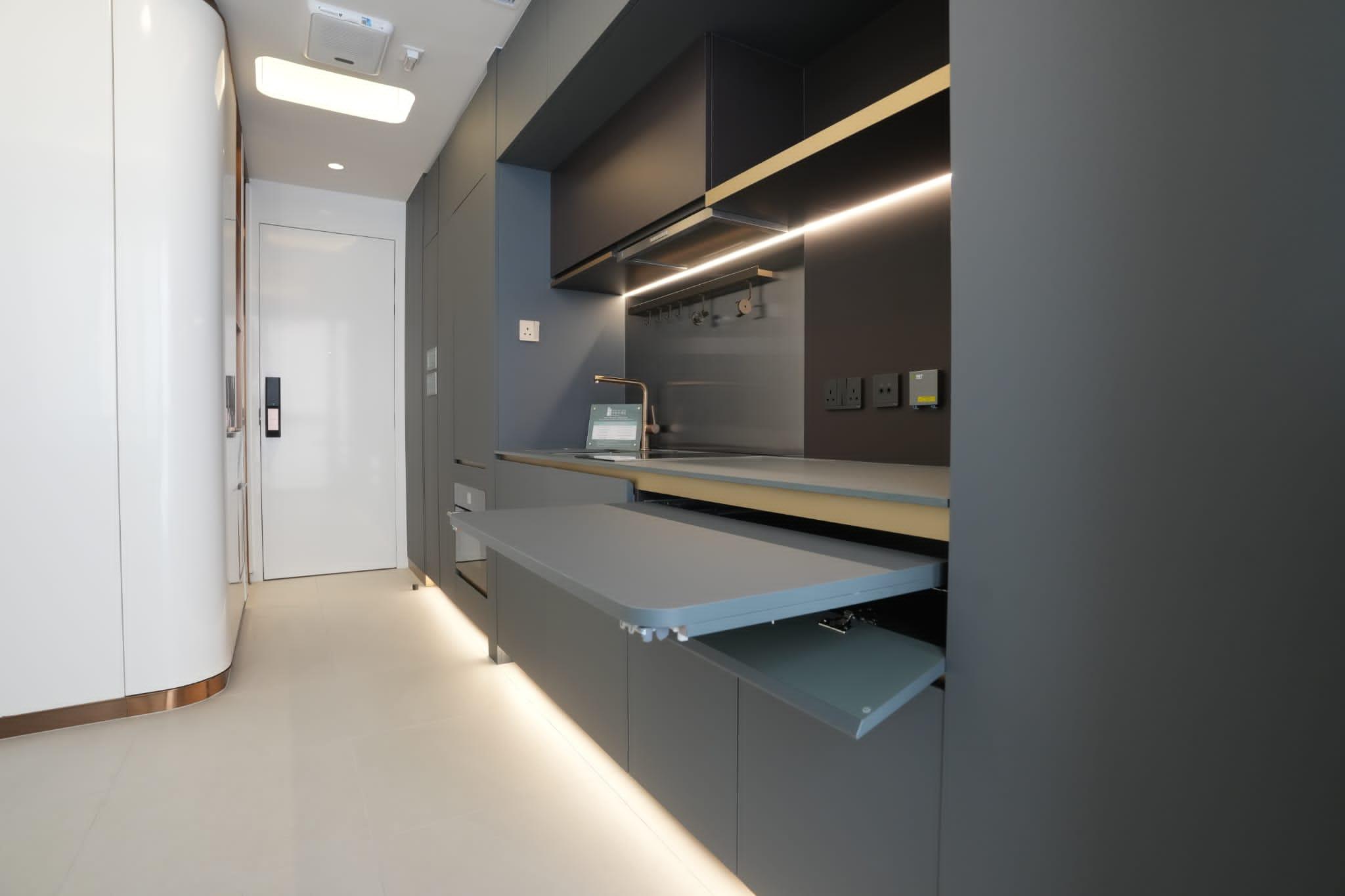 部分單位設有一體式大型組合櫃,增加掛衣及儲物空間,有3種顏色供買家選擇。(陳奕釗攝)