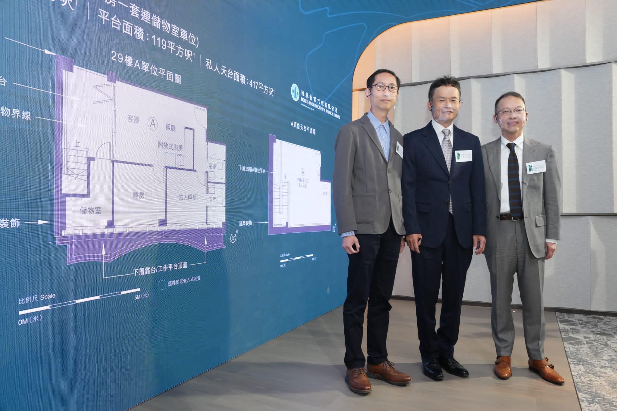 (左至右)恒基物業代理營業(一)部助理總經理關兆源、恒基物業代理營業(一)部總經理林達民及恒生銀行個人銀行產品主管袁建忠。(陳奕釗攝)