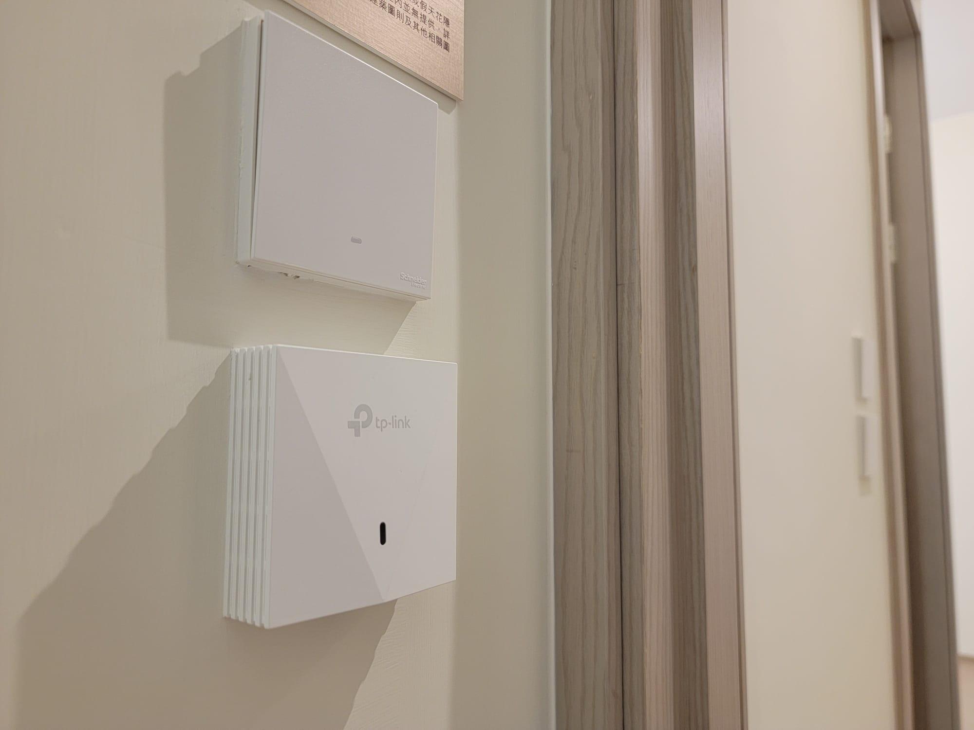 單位配備USB充電插座及Wi-Fi路由器,設計方便貼心。(鍾式明攝)