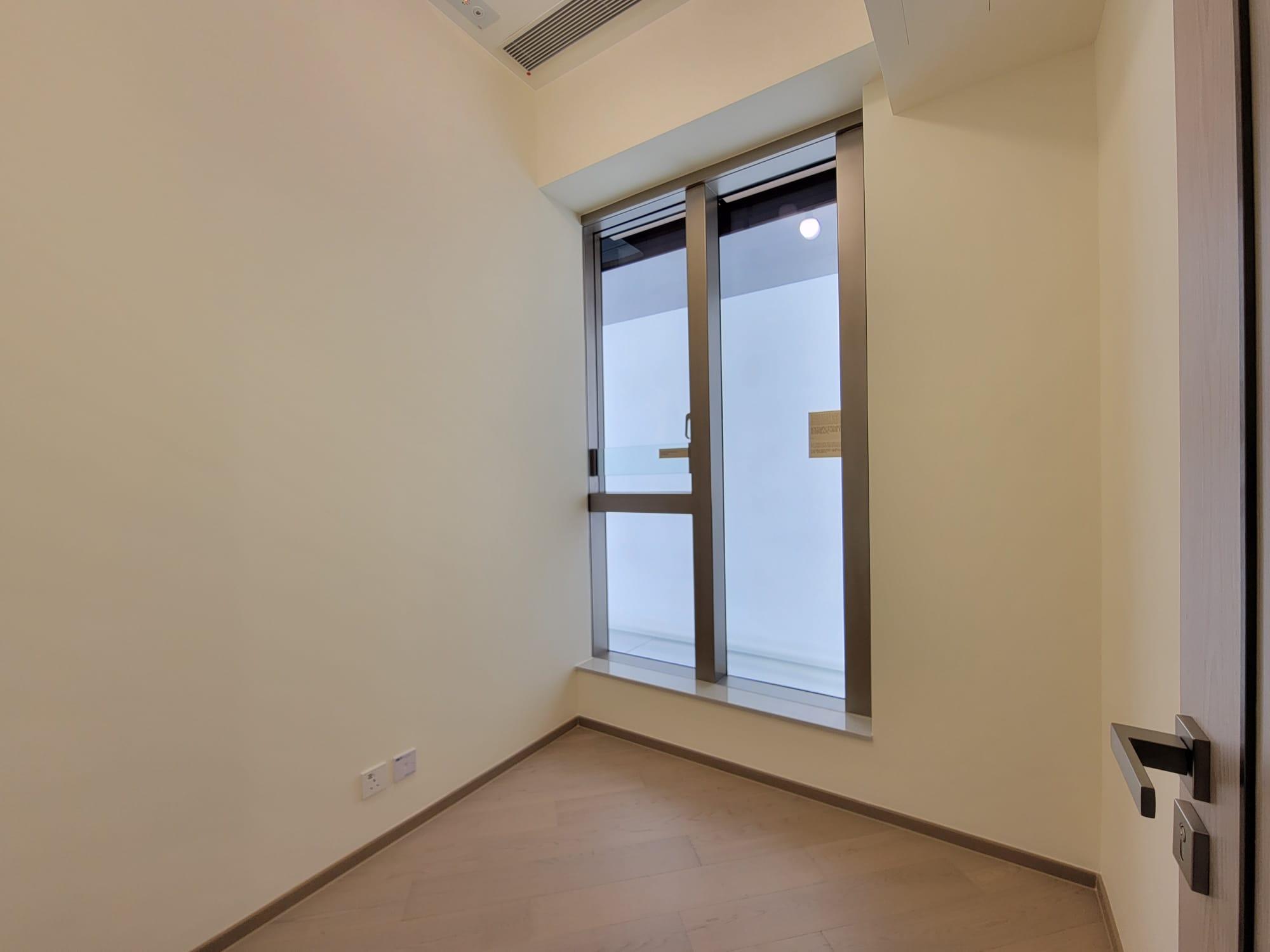 睡房間隔四正,配有落地大玻璃窗,光猛開揚。(鍾式明攝)