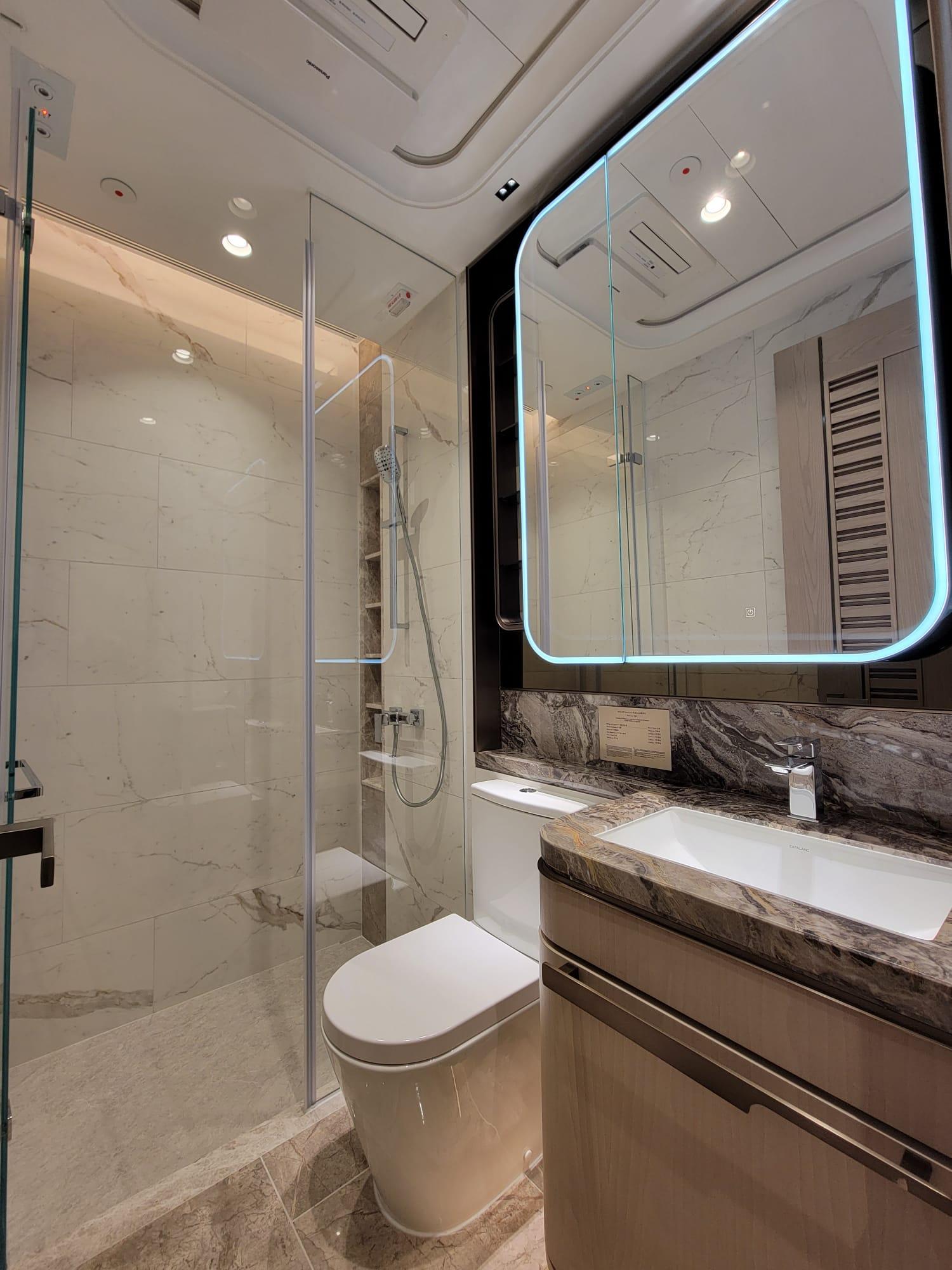 浴室雖屬「黑廁」,但用料優質美觀。(鍾式明攝)