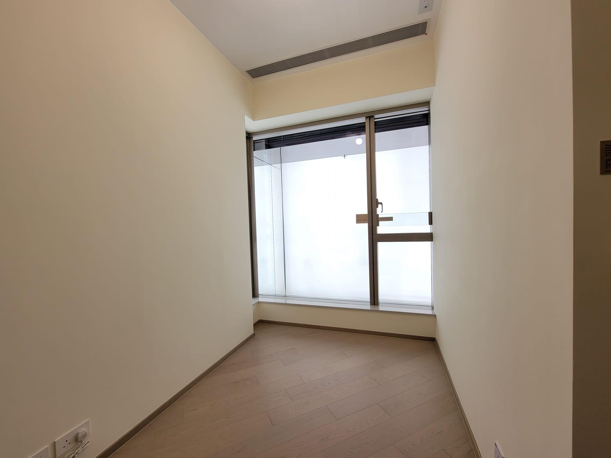 主人房設有落地曲尺大玻璃窗,景觀與客廳一致。(鍾式明攝)