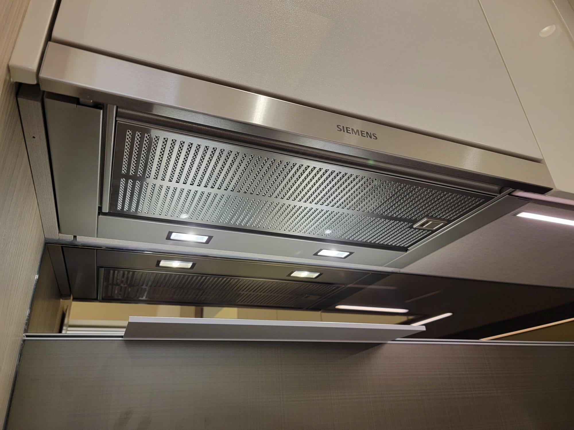 開放式廚房配備德國SIEMENS一系列家電。(鍾式明攝)