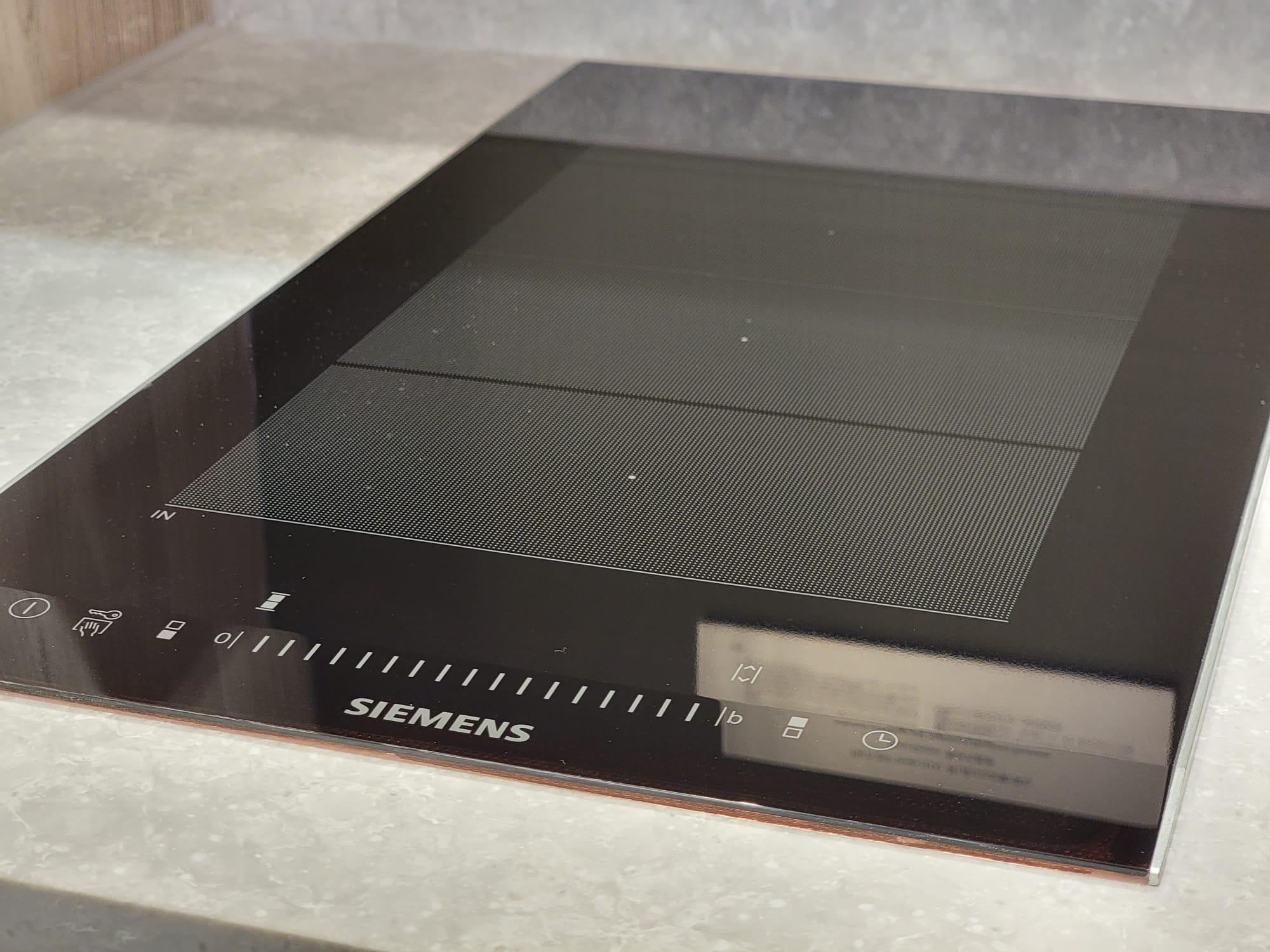 開放式廚房配備德國SIEMENS一系列家電。(鍾式明攝)