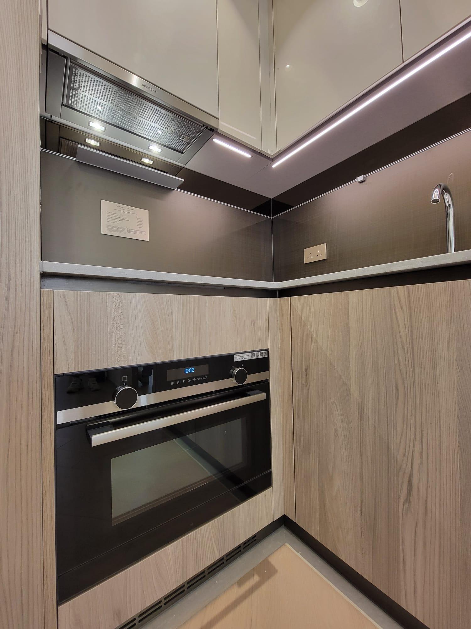 開放式廚房配備德國SIEMENS一系列家電。(鍾式明攝)