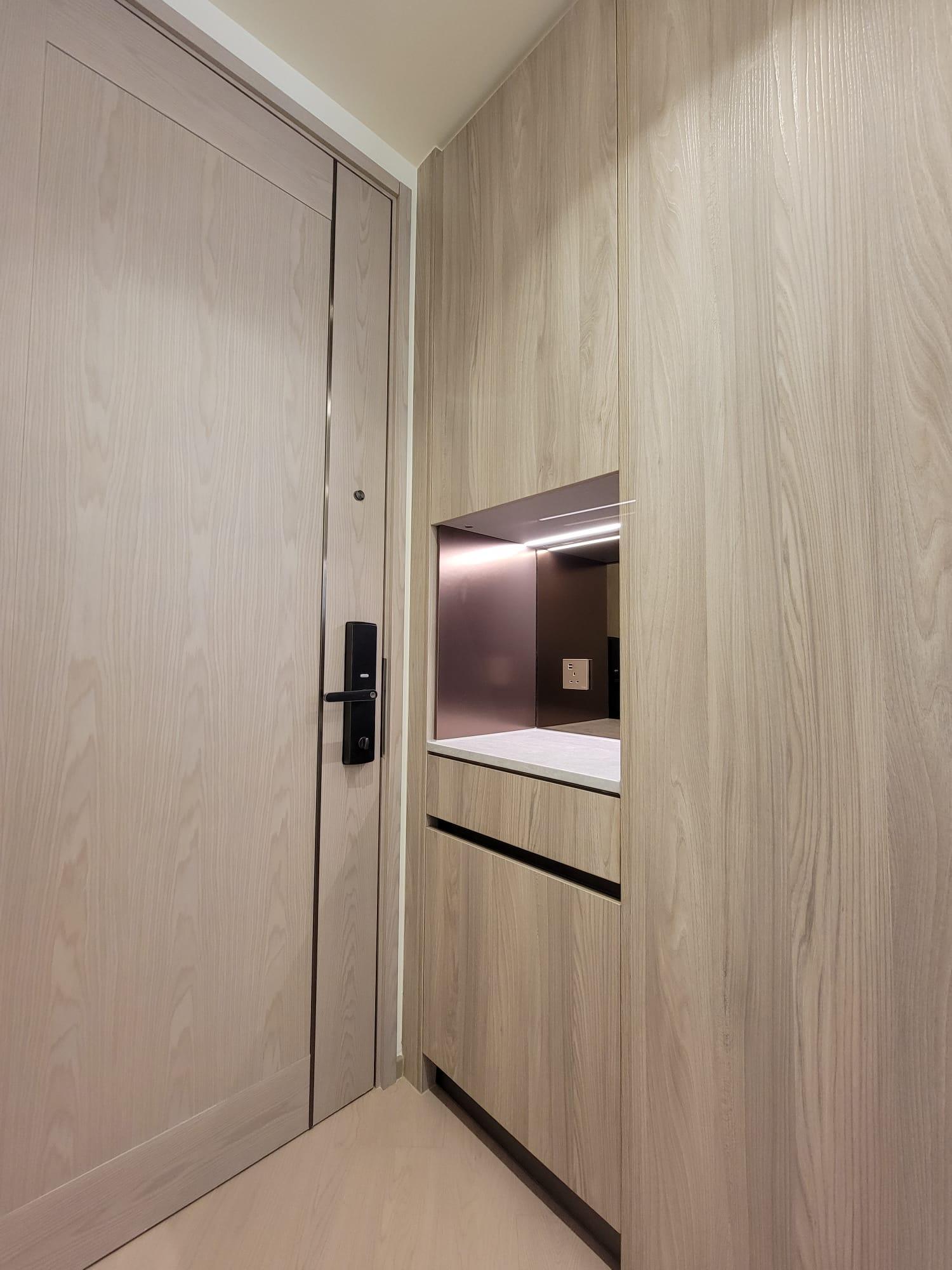 玄關設有儲物櫃和鞋櫃,收納空間充足。(鍾式明攝)