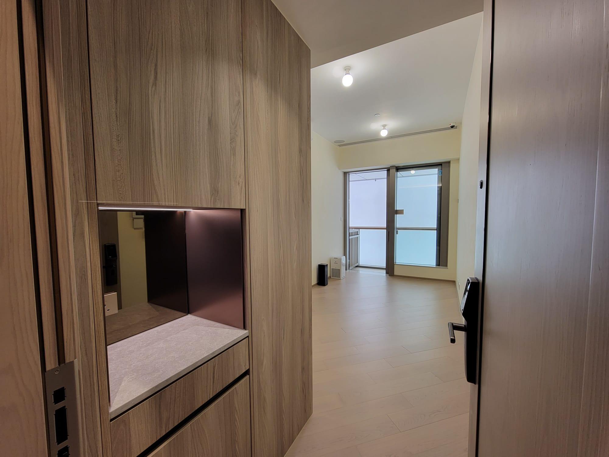 單位採簡約木質設計,感覺雅緻舒適。(鍾式明攝)