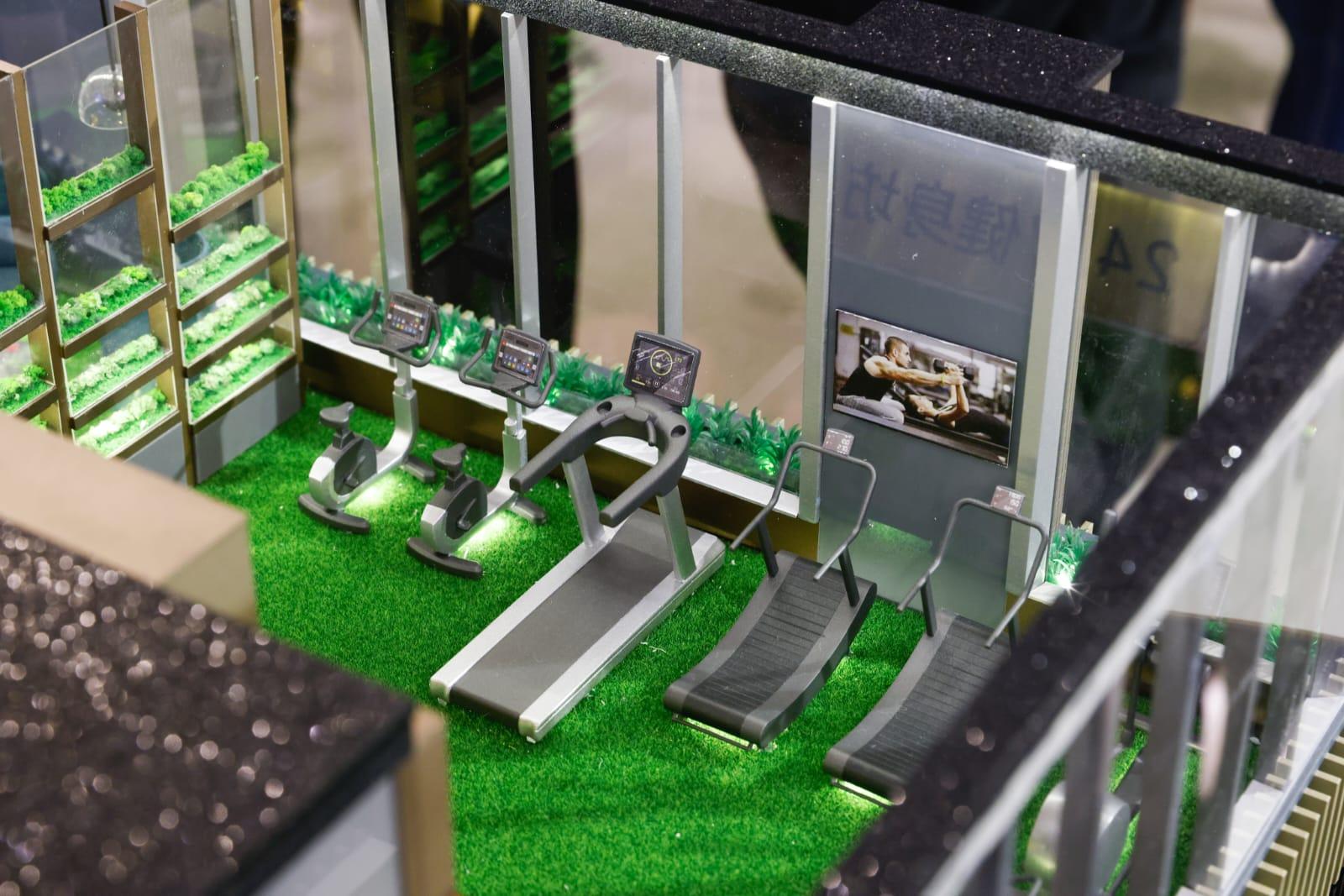 會所設有一個「24/7健身坊」,內裡有全球首部配有虛擬賽道比賽系統的跑步機,讓住戶按個人喜好選擇合適的斜度等場景,以鍛鍊體魄,同時亦可與朋友較技。(蘇文傑攝)