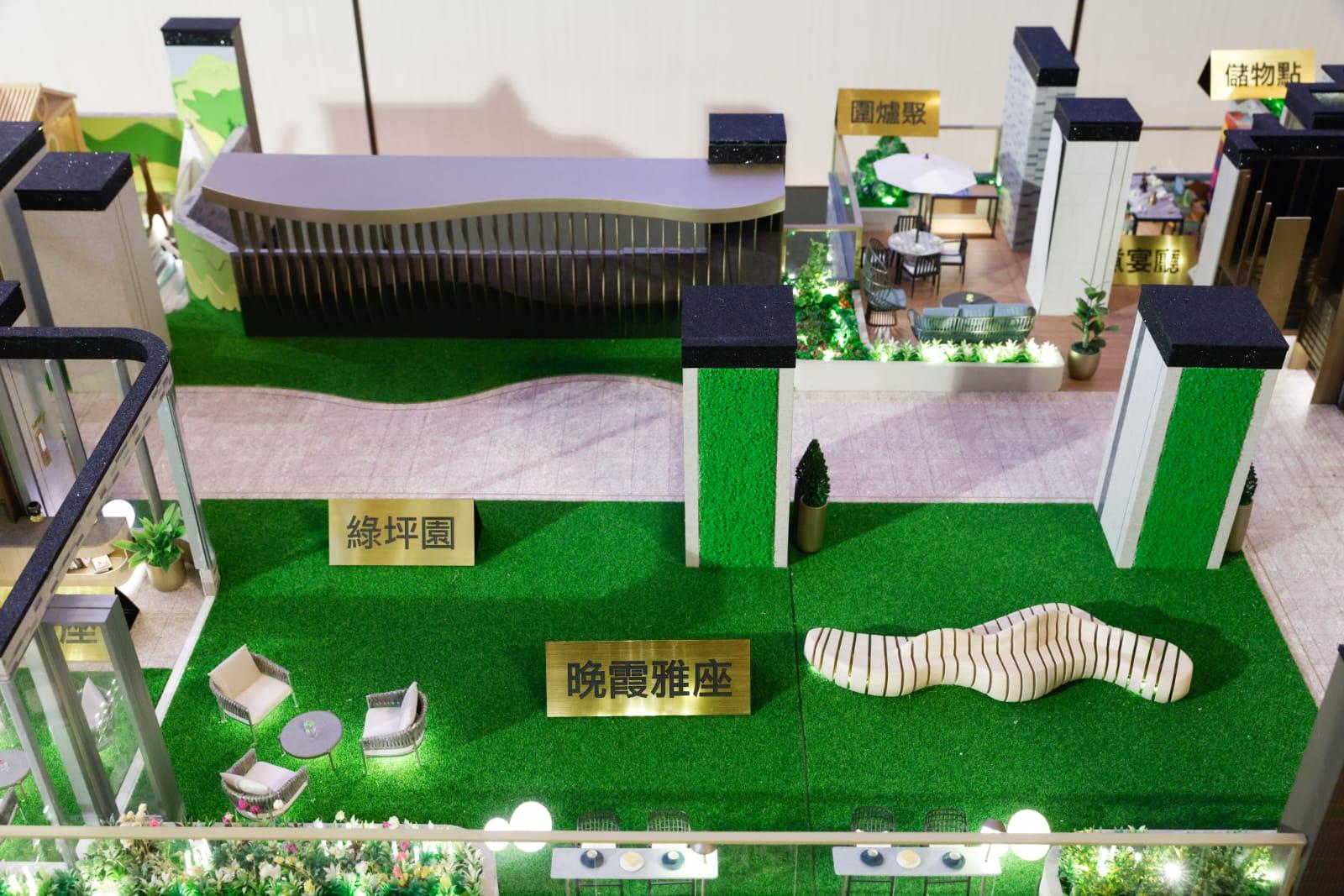 映岸住客會所正門有一道高逾9米的巨型綠化牆,以不同種類的植物配襯,猶如一幅有生命的大油畫,為繁忙的街道增添生氣。(蘇文傑攝)