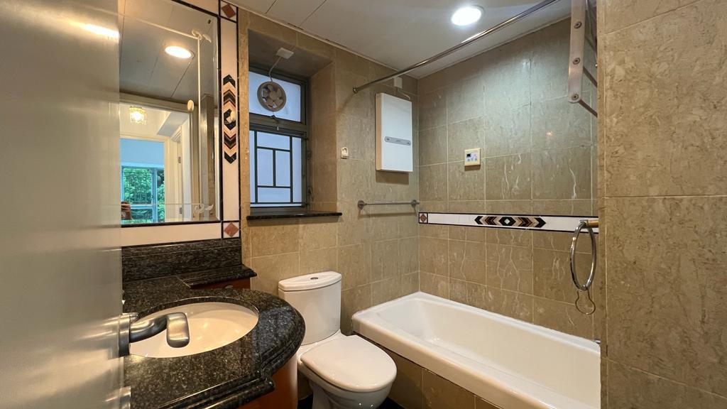 浴室為原裝裝修,非黑廁。(代理提供相片)