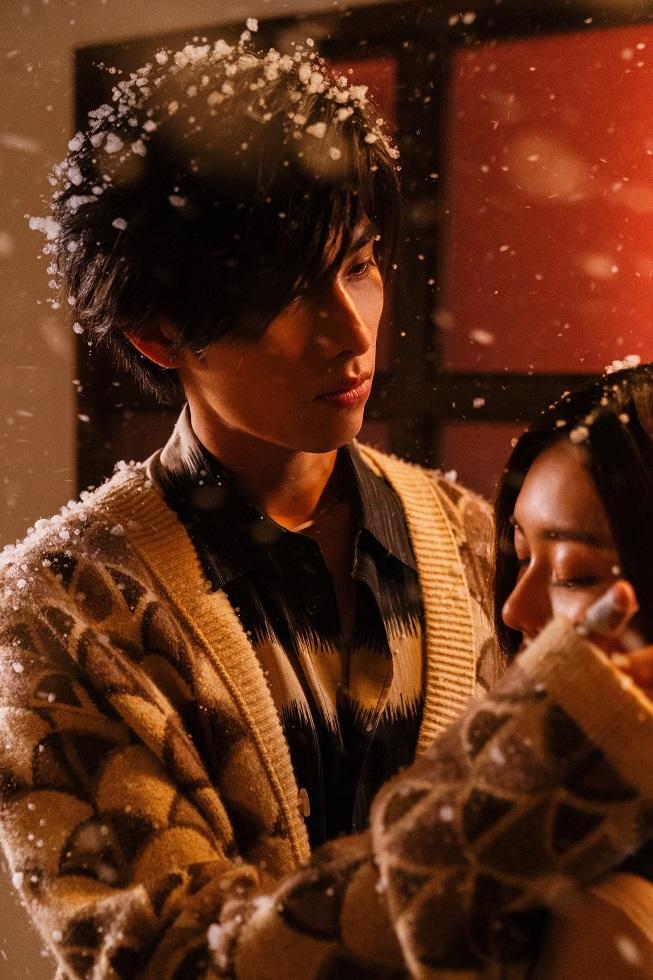 原來飄雪是以化學物質混合水而製成的,帶點刺激性,Phoebus拍攝時要忍住打噴嚏和咳嗽。