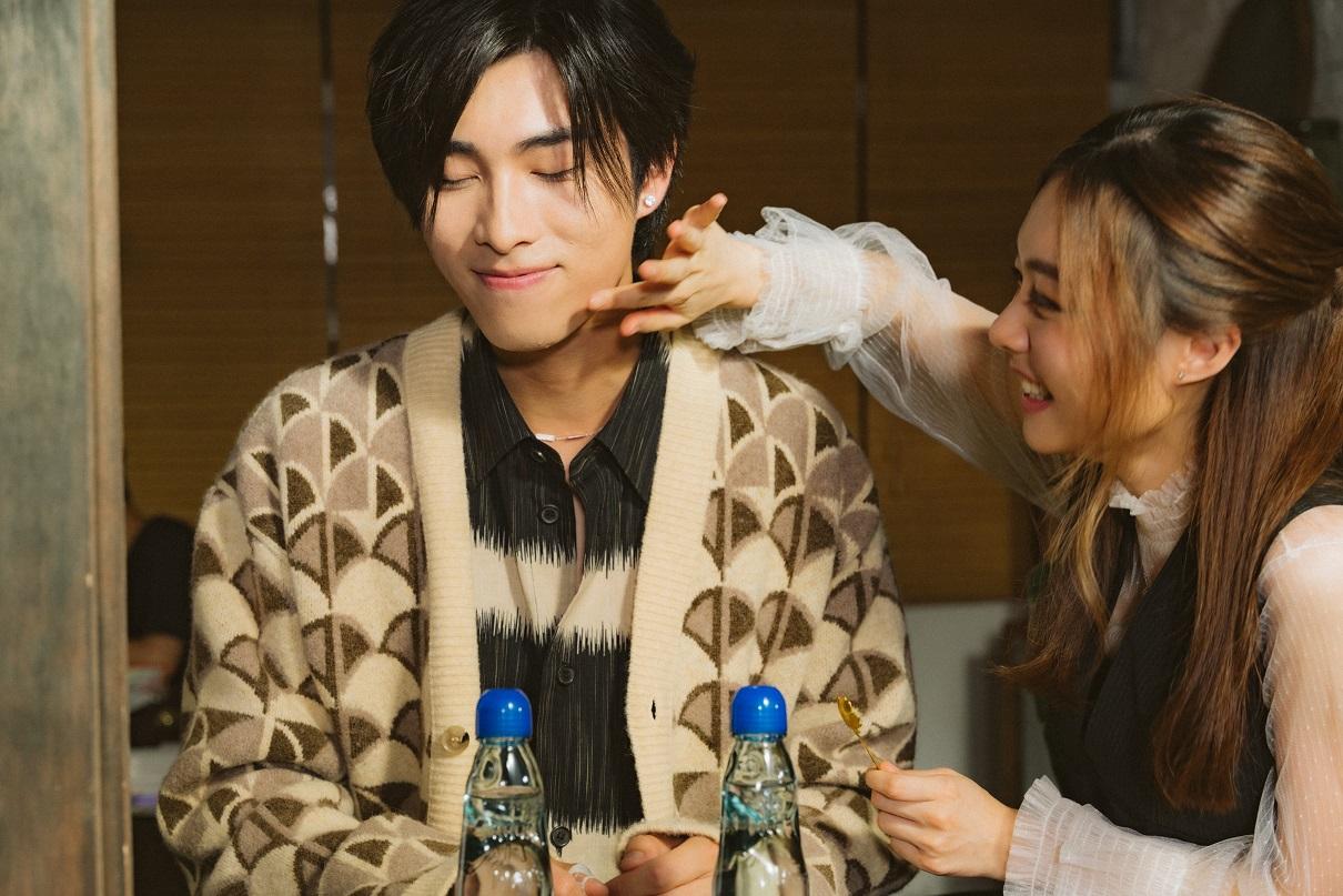 Phoebus與Yoyo甜蜜互動,好有CP感。