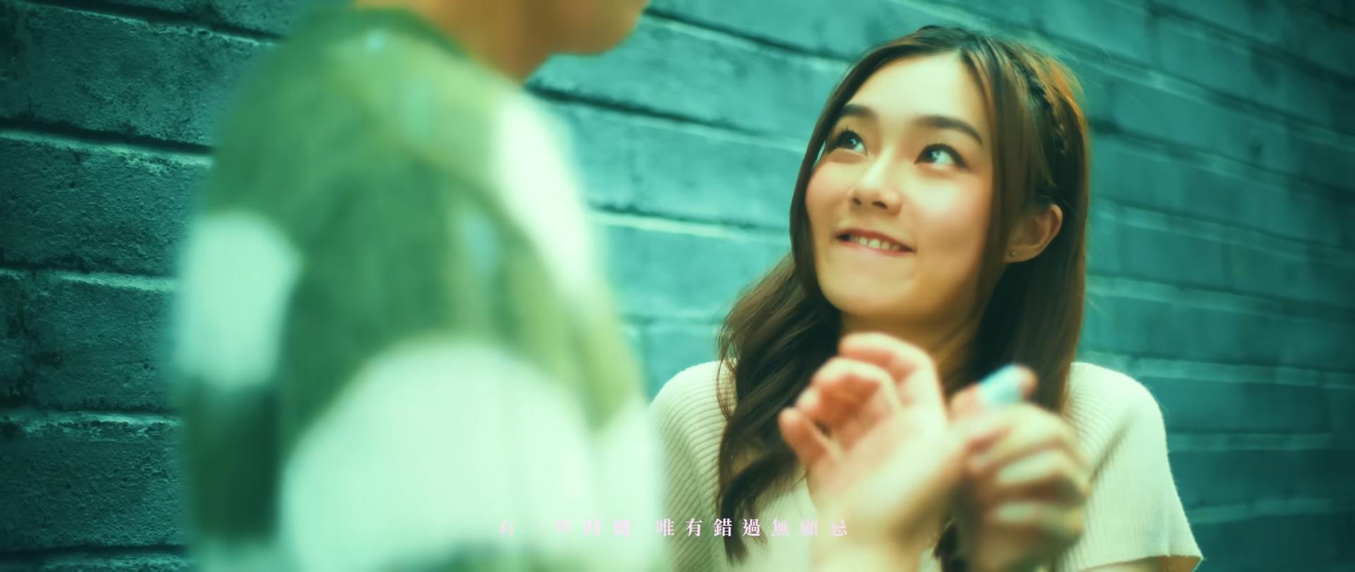 在女神Yoyo為自己貼膠布,皮外傷也是小事。