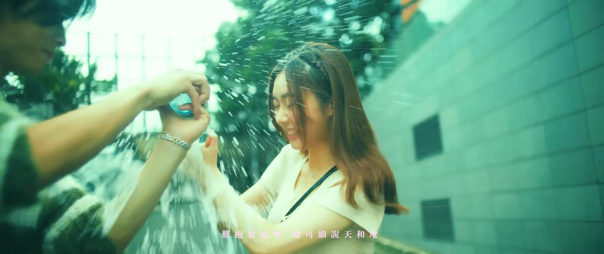 Phoebus與Yoyo拿著波子汽水「格劍」互動,突然玻璃樽爆裂,原來非MV情節,是真實小意外。