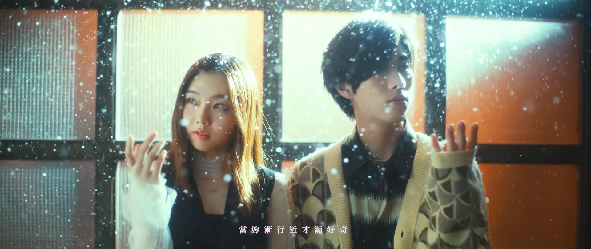 Phoebus與Yoyo置身於漫天飛雪中,畫面同樣唯美又浪漫。