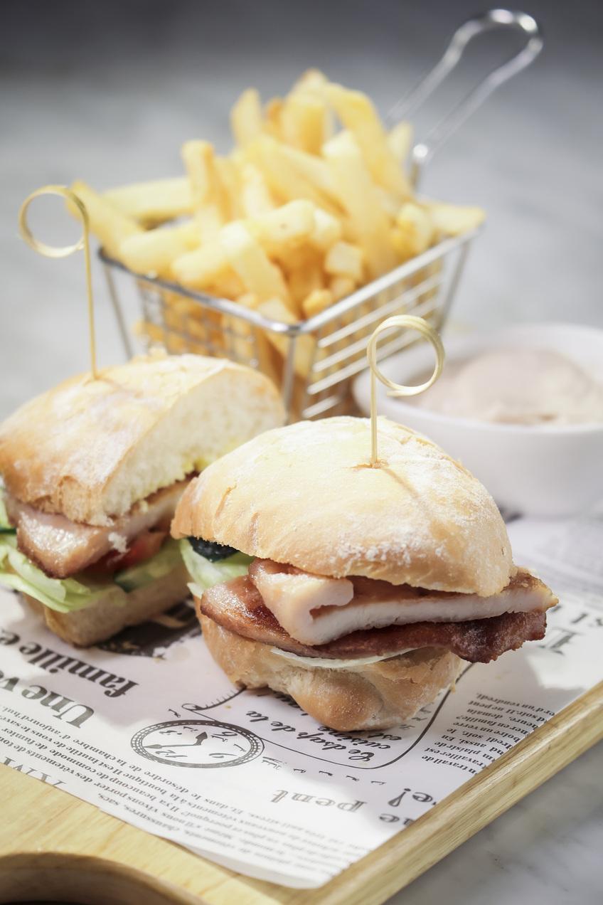 大澳蝦醬豬扒包配薯條