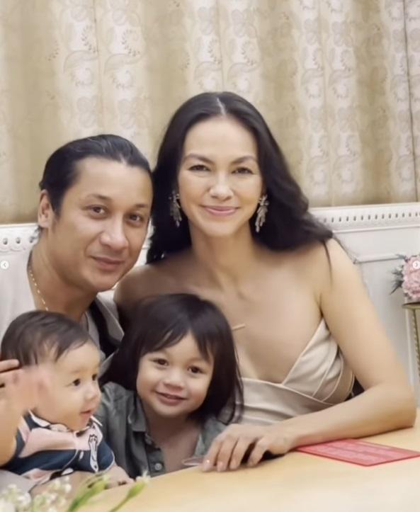 名模Rosemary與印度裔富商正式註冊成為合法夫妻,兩個寶貝仔Hendrix及Sasha一同見證這個重要時刻。