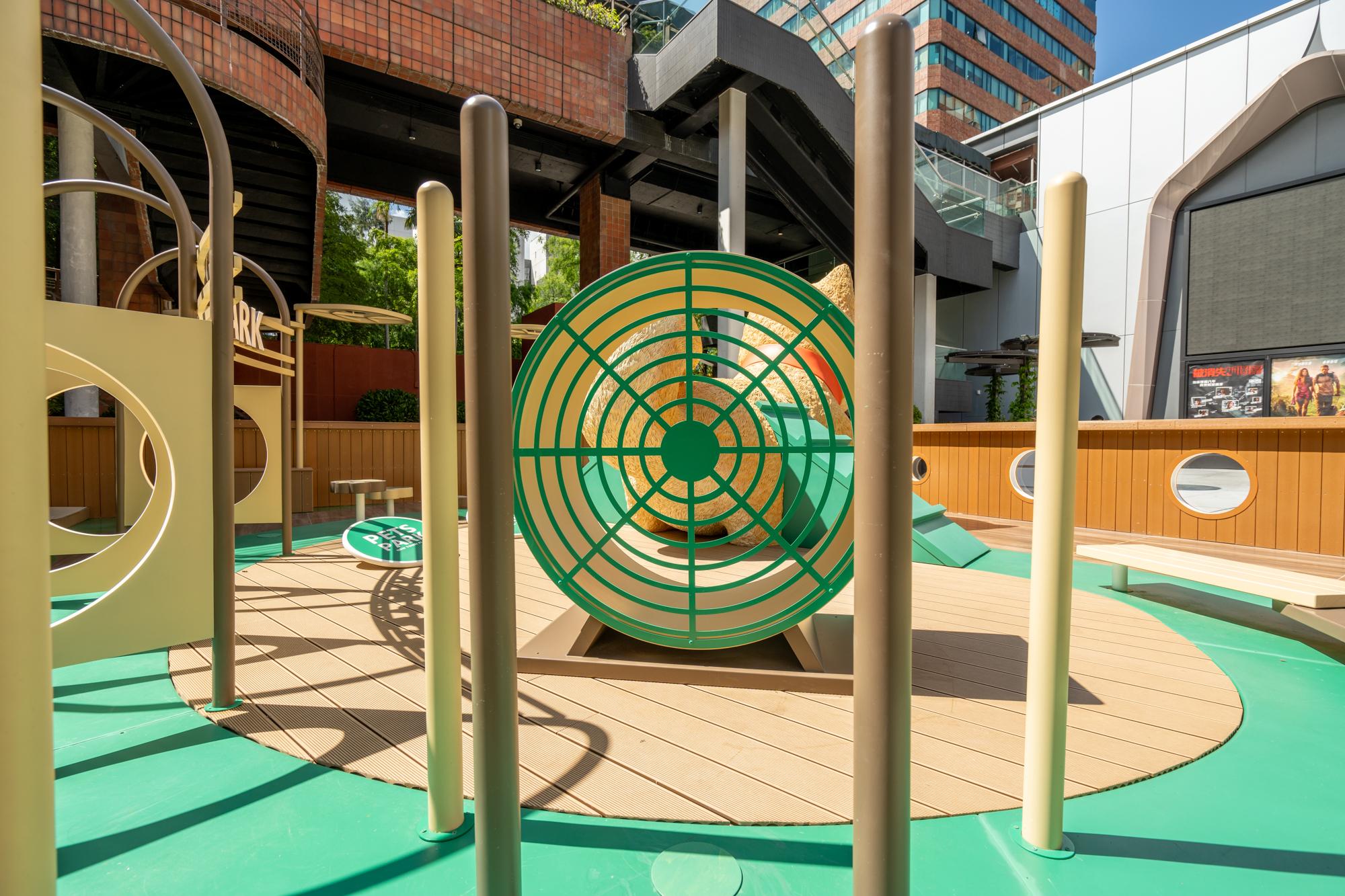 S形跑連續繞杆:幫助寵物訓練靈敏度,以後左閃右避障礙物均冇難度! 高低平衡木:特設高低平台訓練上落,讓寵物平衡力Level Up!