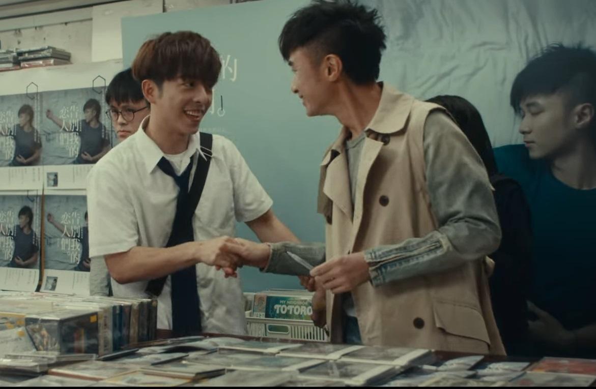 MV重演古巨基於2012年為《告別我的戀人們》大碟舉行簽唱會的情景,Edan上前握手,非常搞笑。